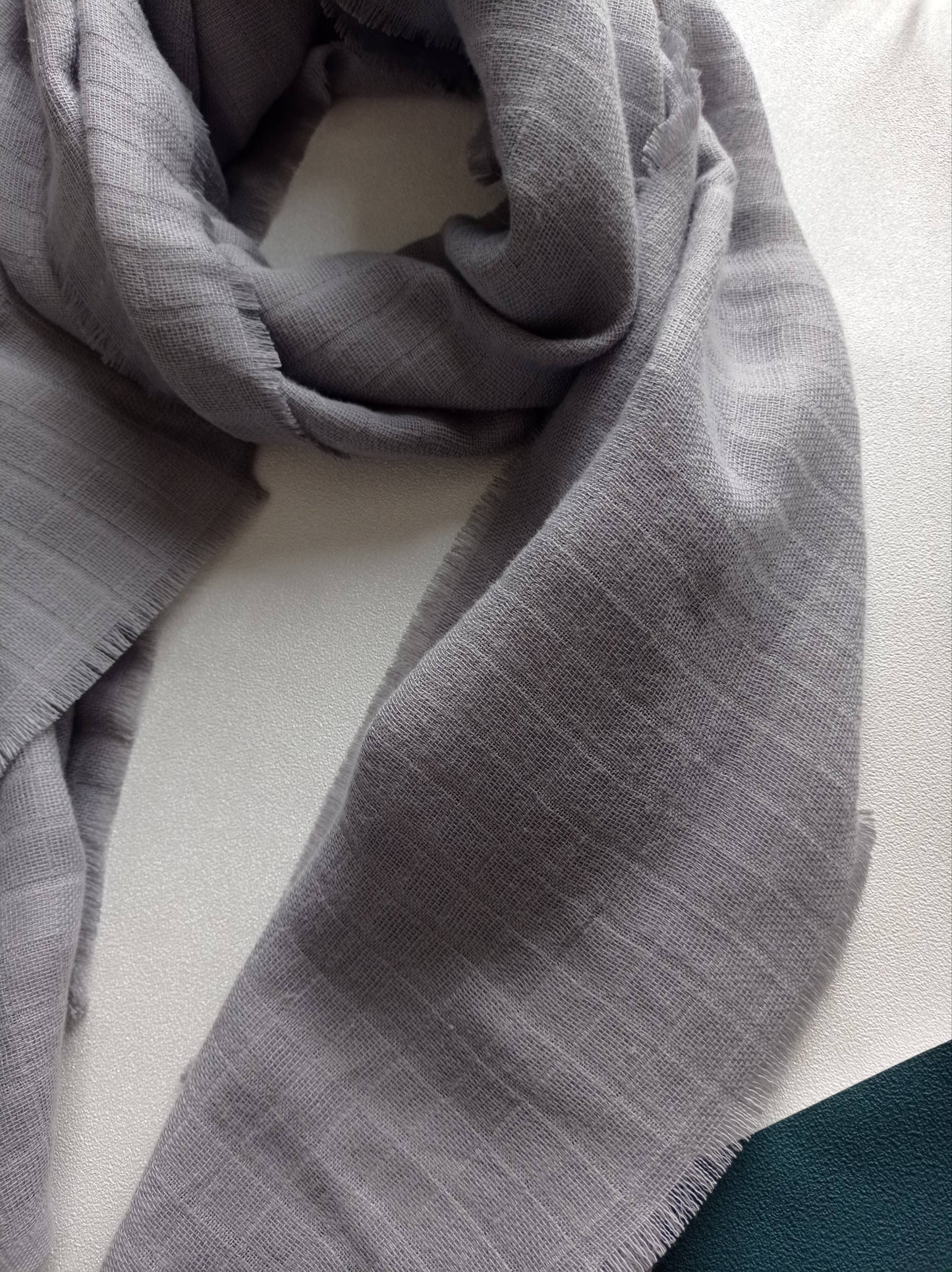 zoom foulard gris à franges