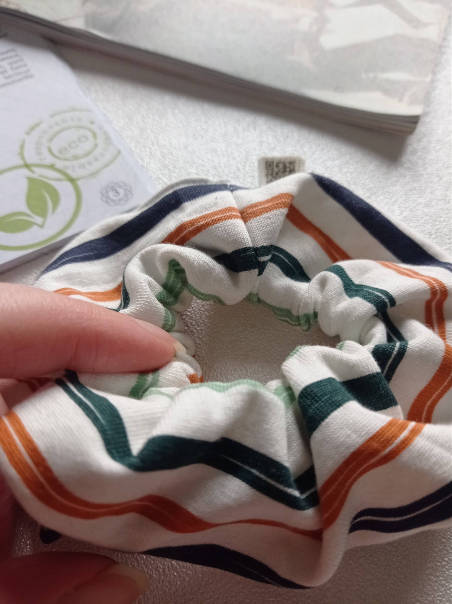 zoom motif chouchou blanc ronds colorés