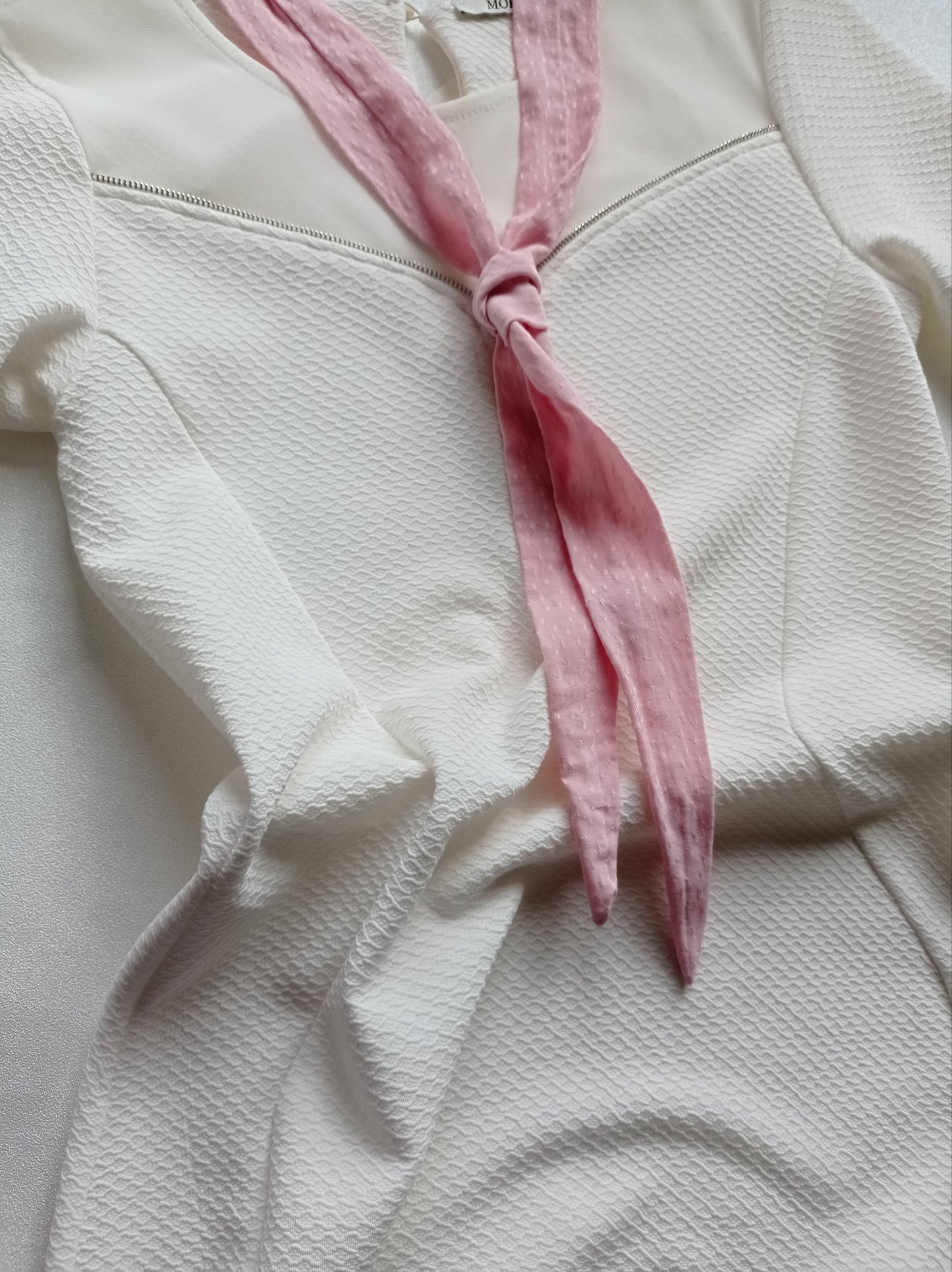 cravate rose sur robe blanche