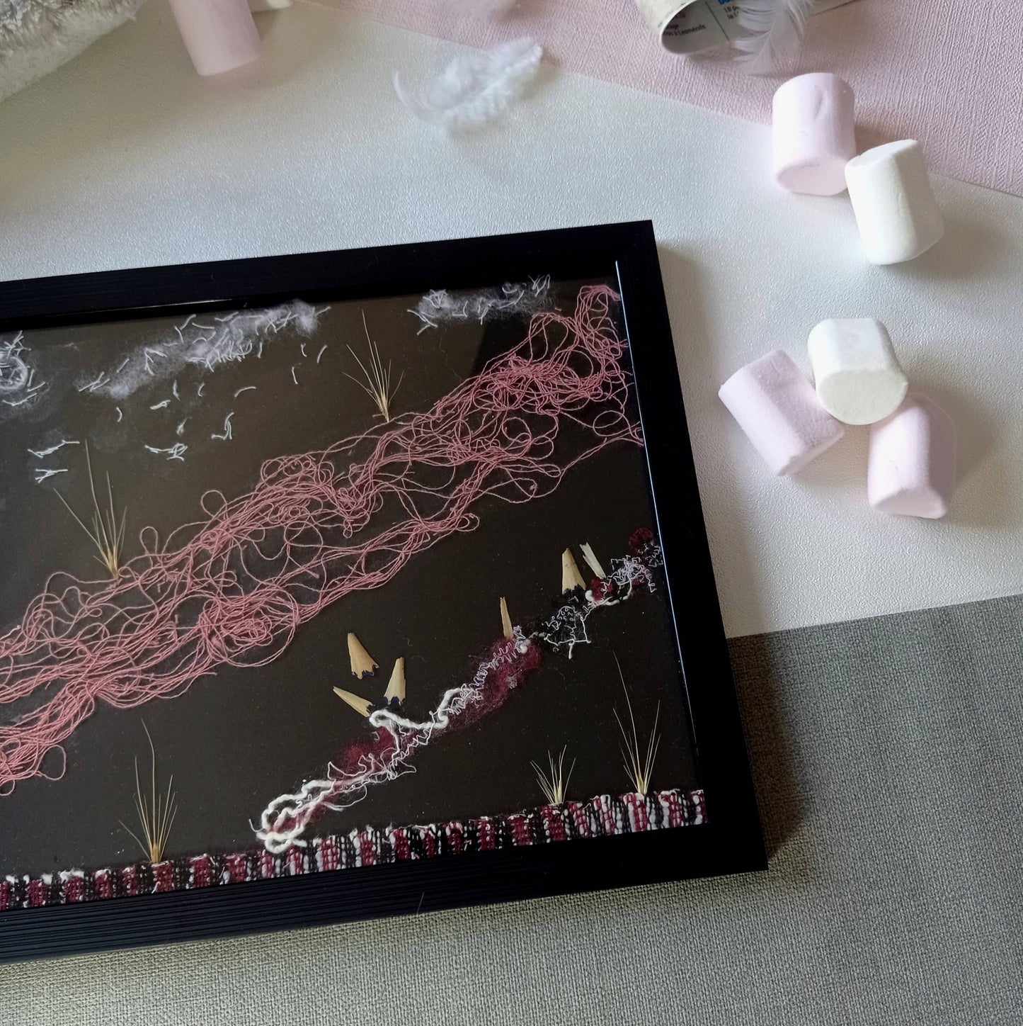 détail cadre nature rose présenté avec des marshmallow