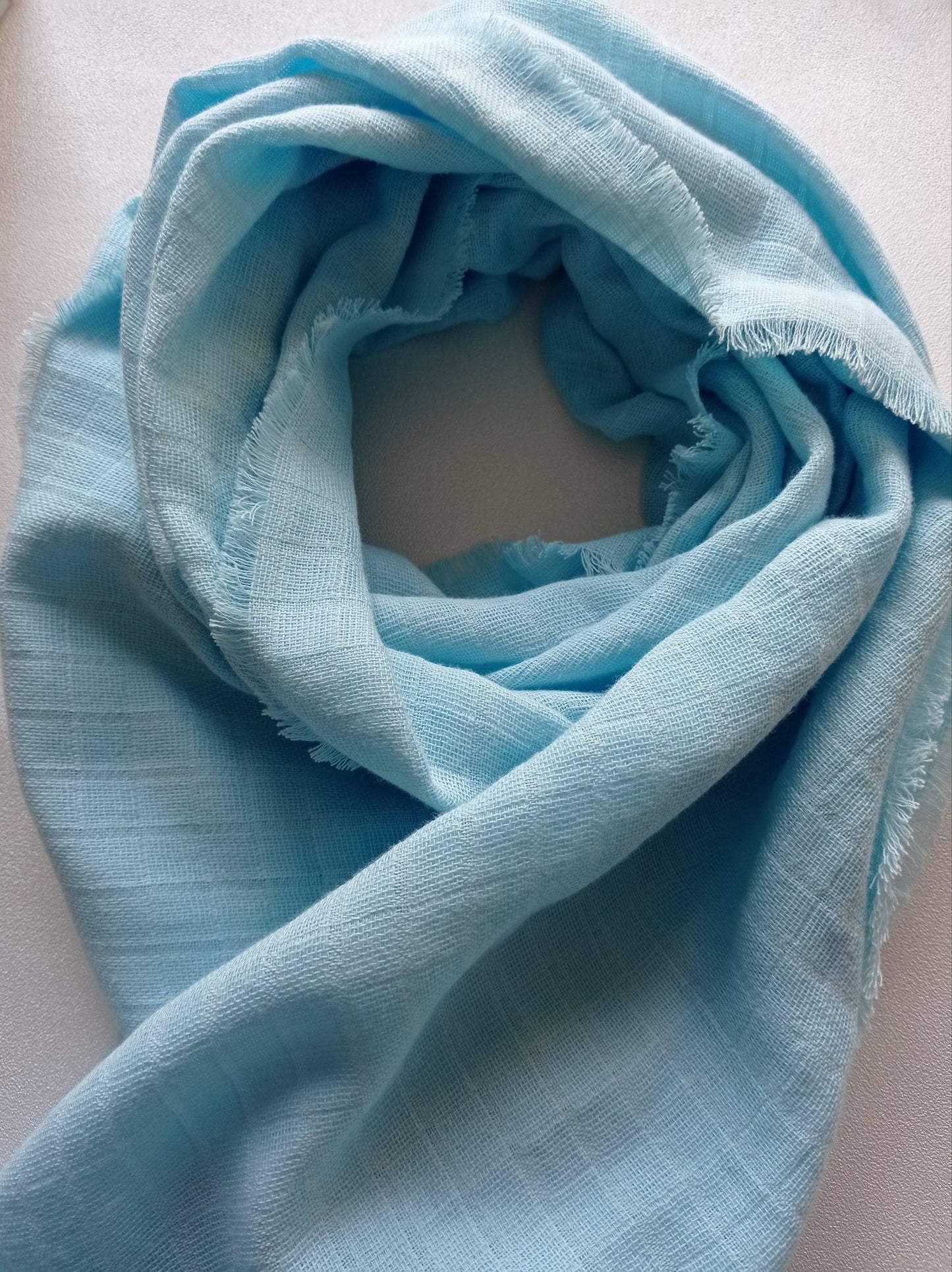 zoom sur le col d'un foulard en coton bio bleu clair