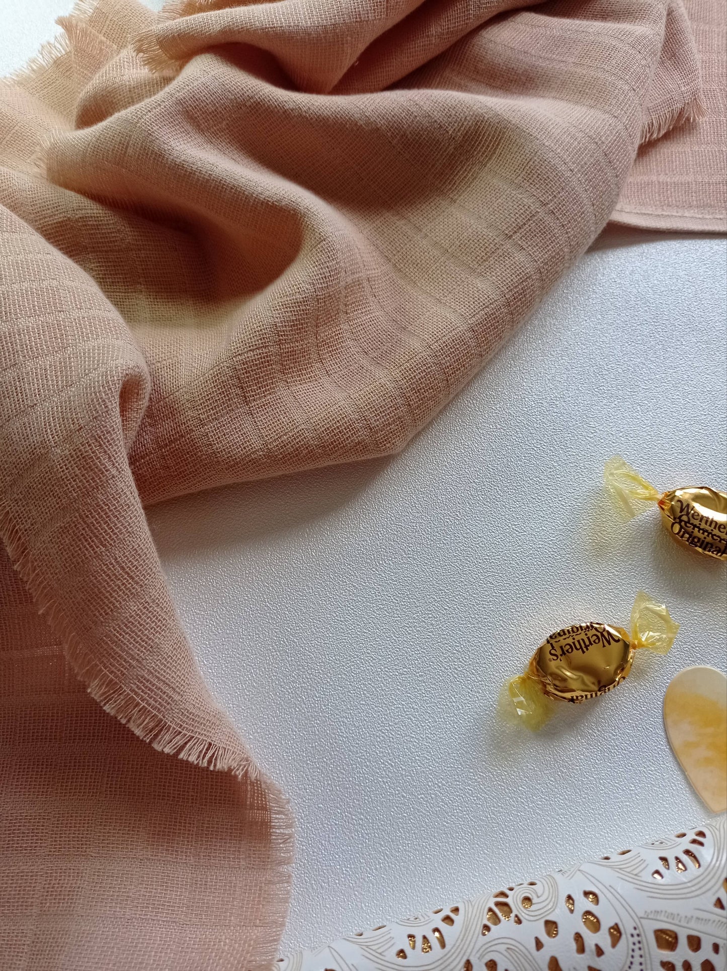 tissu beige à franges avec bonbon caramel