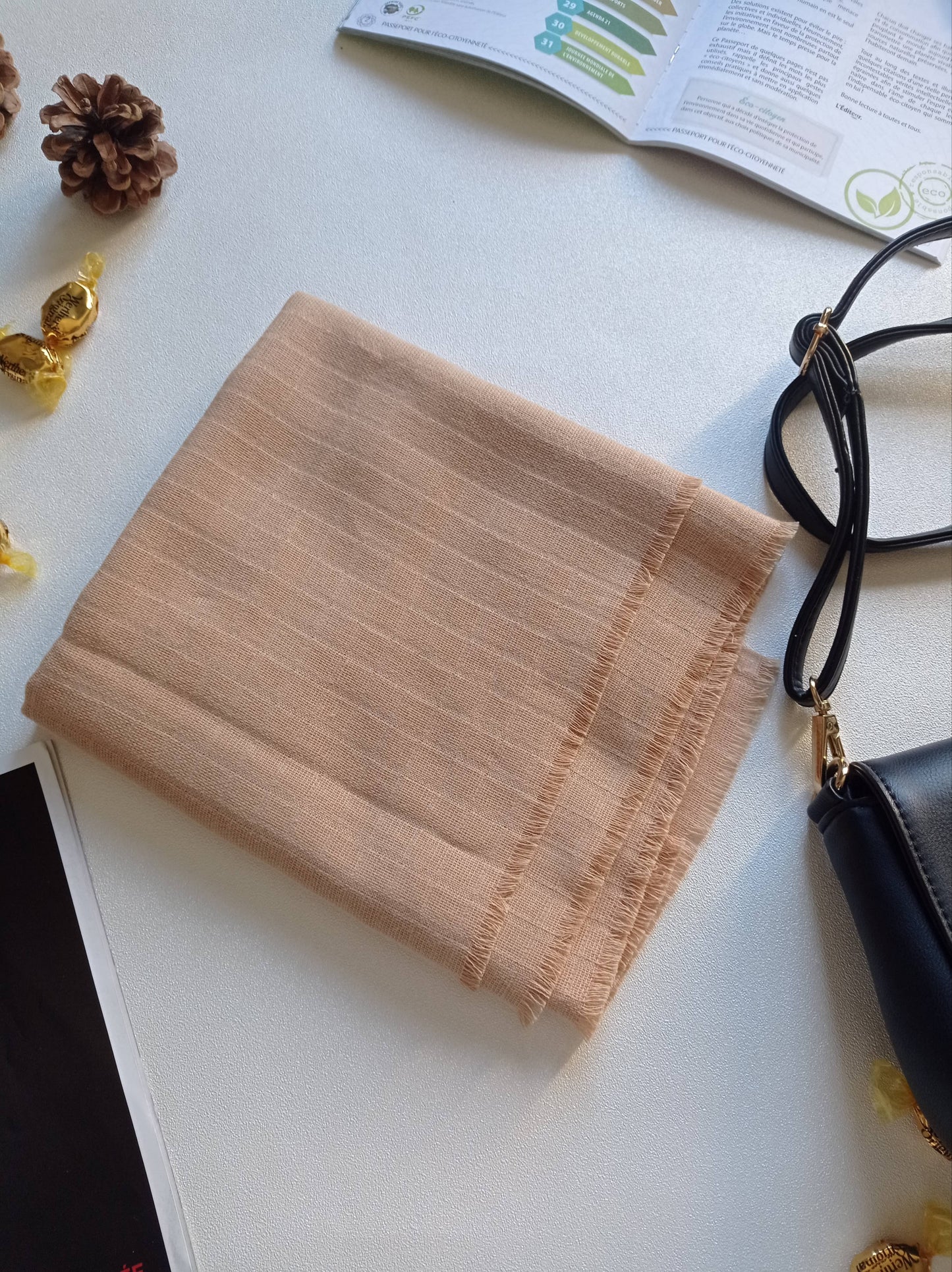 écharpe beige pliée assortie sac noir tampon éco responsable
