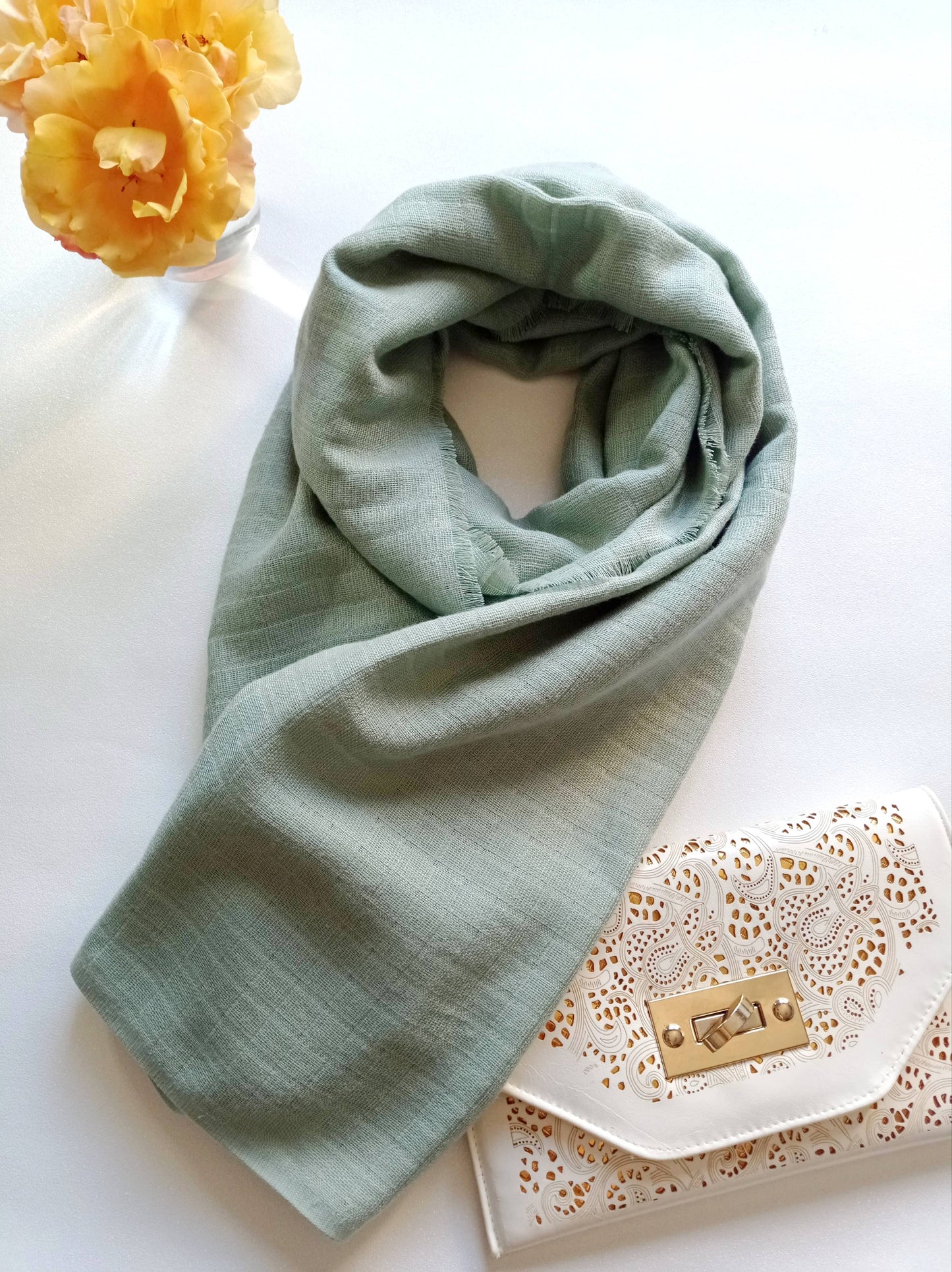 écharpe vert d'eau assortie pochette sac à main