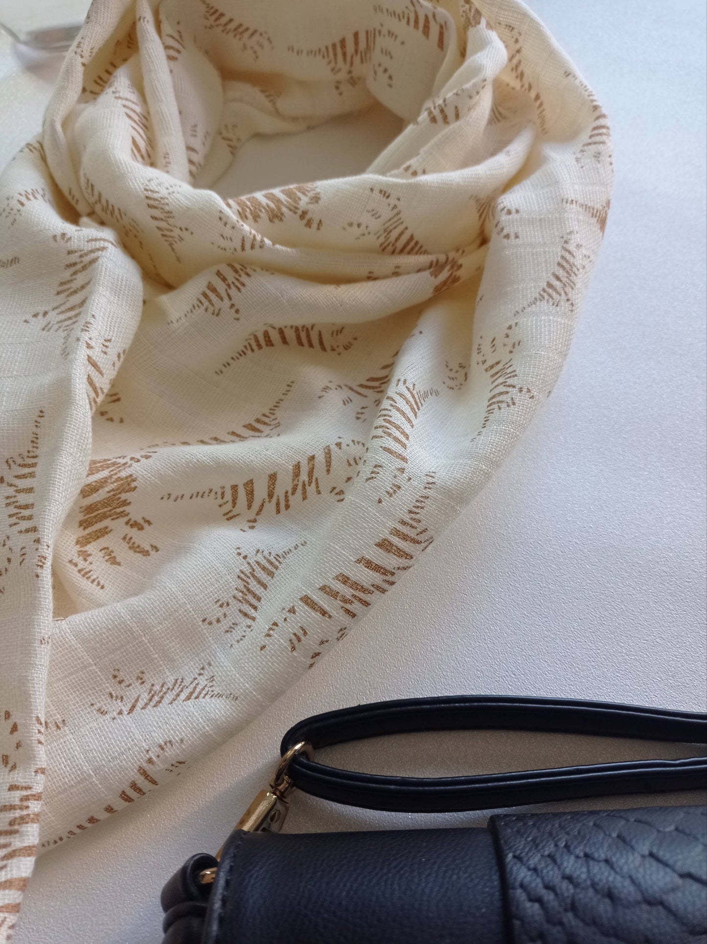 foulard crème assorti sac noir