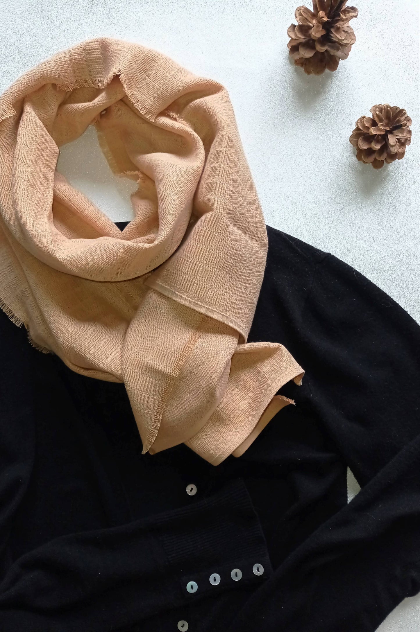 foulard beige caramel assorti gilet noir