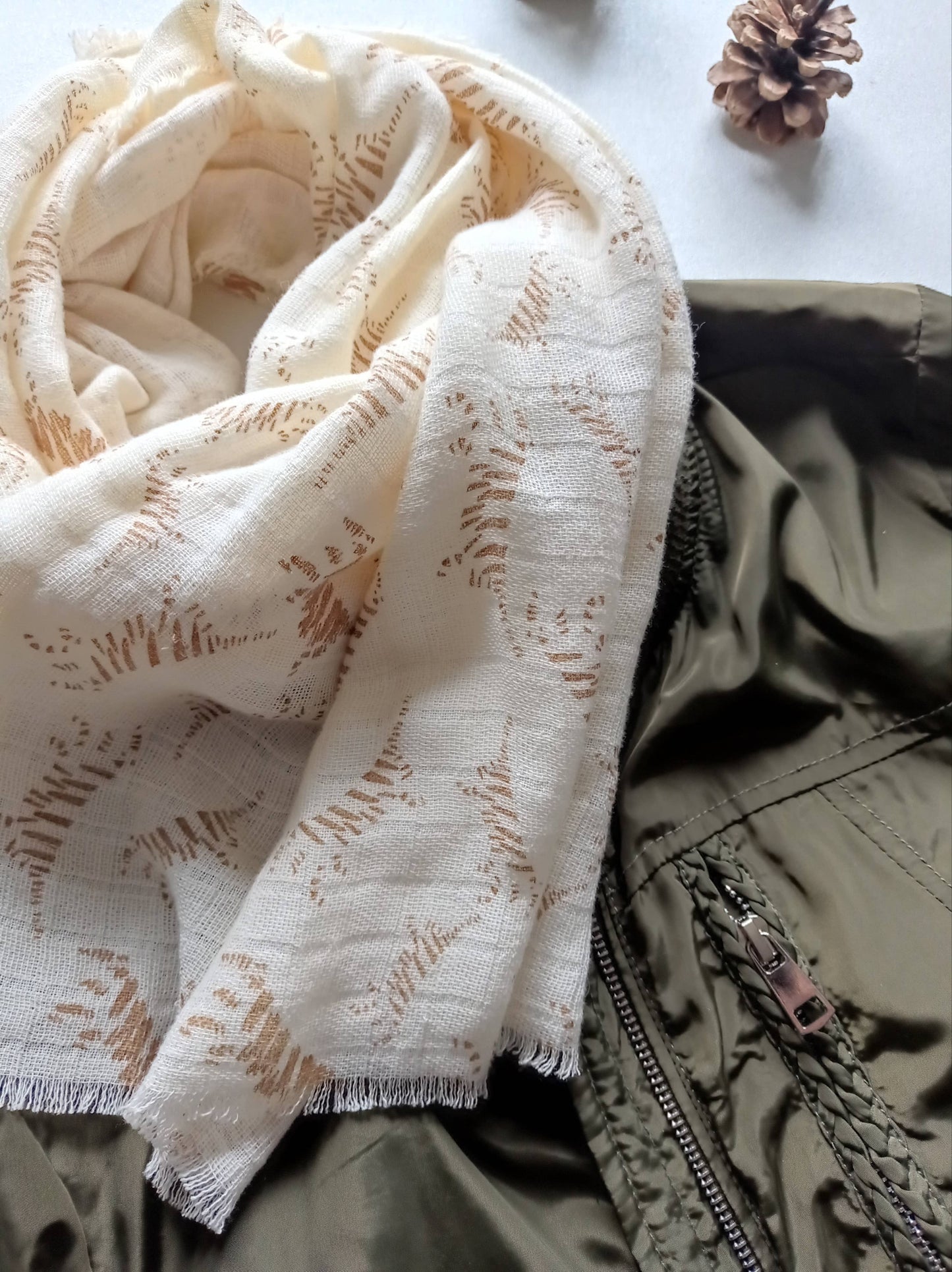 foulard beige crème assorti veste kaki
