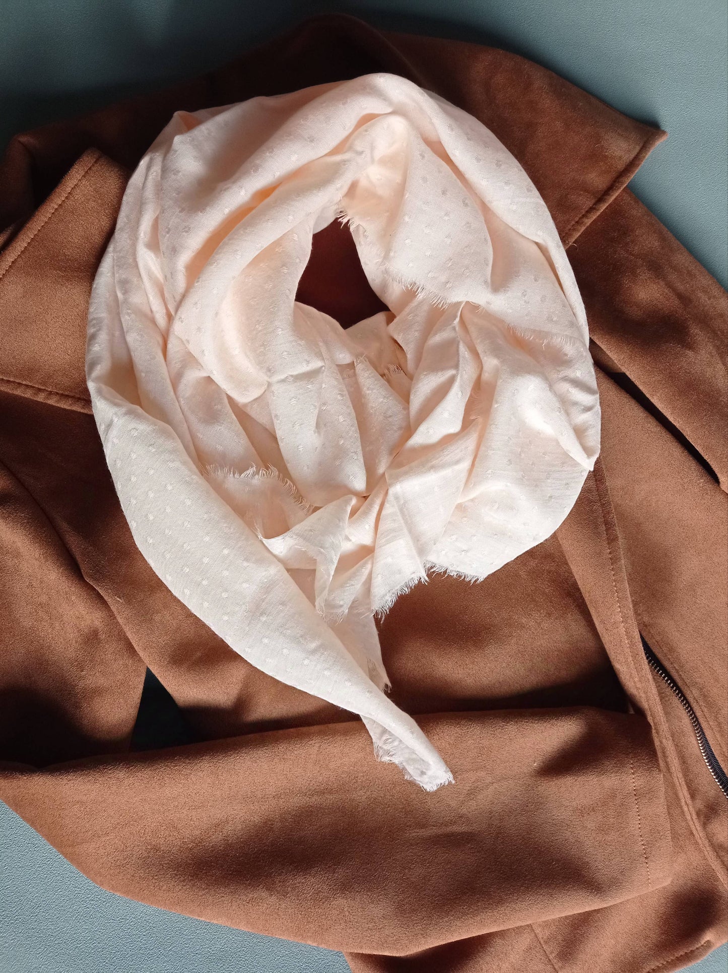 foulard couleur pêche sur veste marron