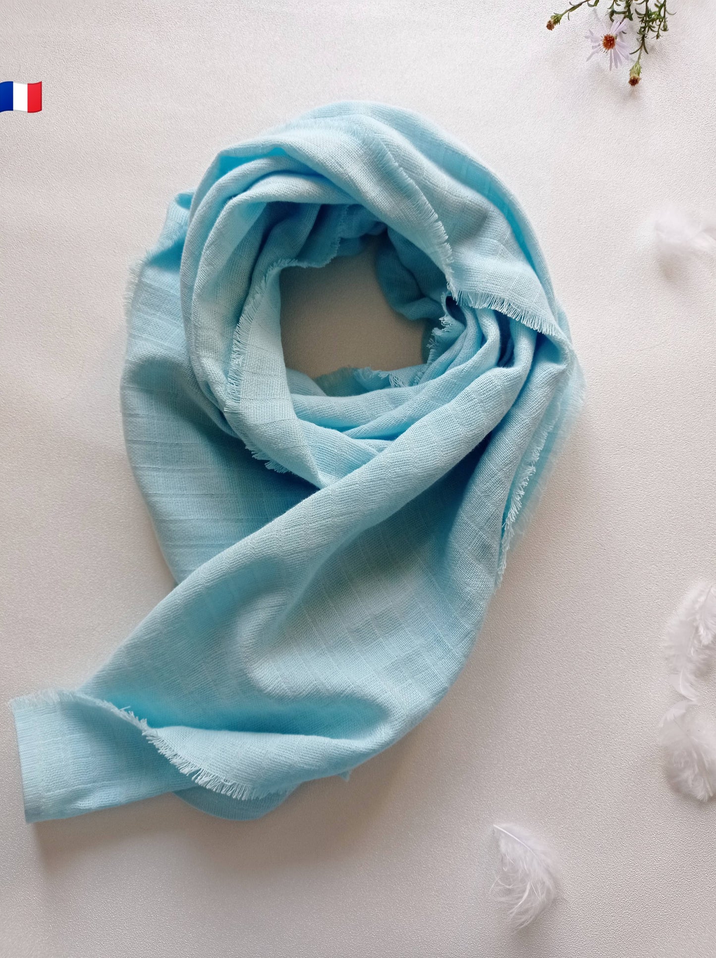 foulard bleu clair présenté en entier avec le signe d'une fabrication française