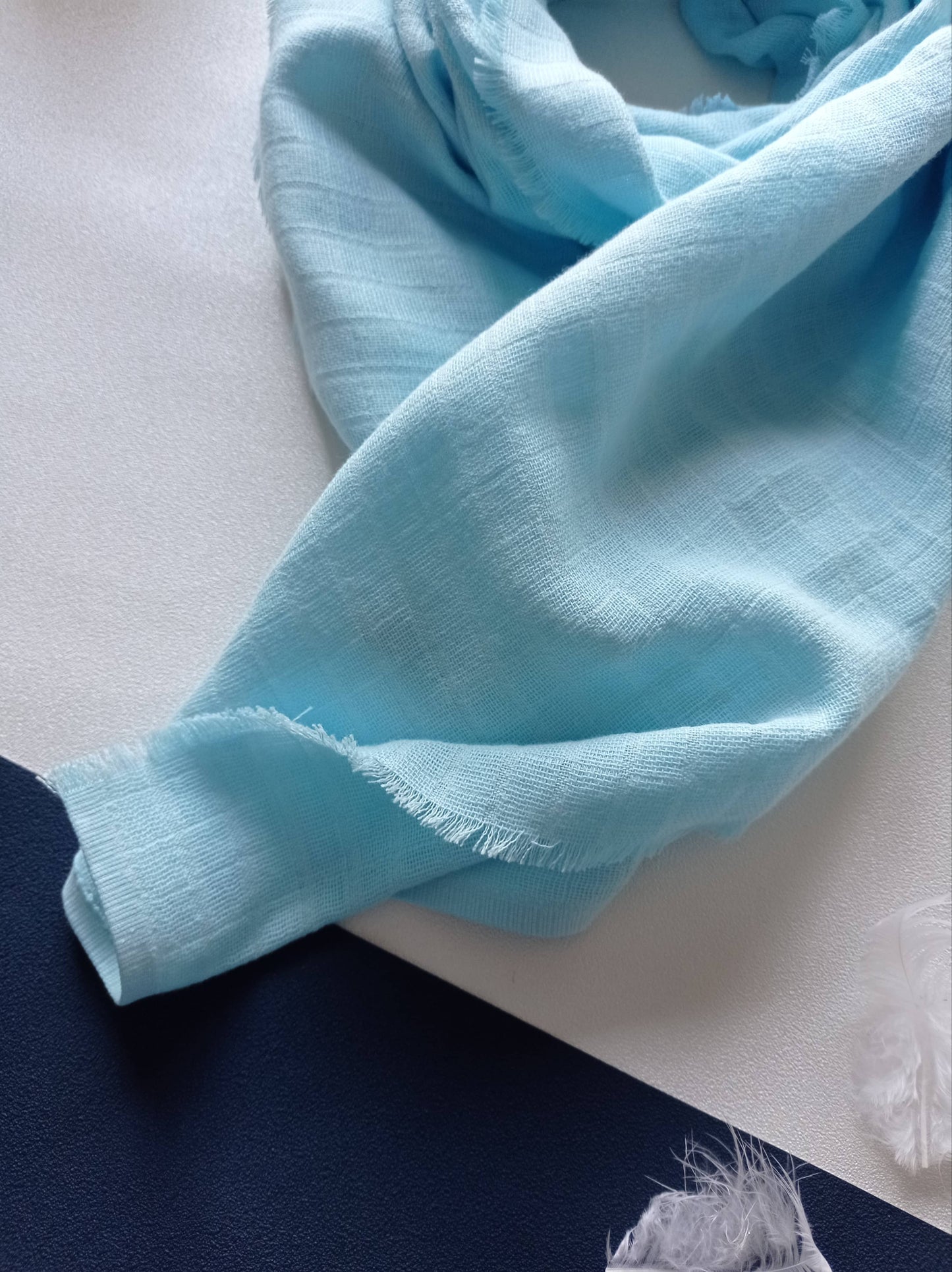 foulard en coton bio bleu ciel à franges