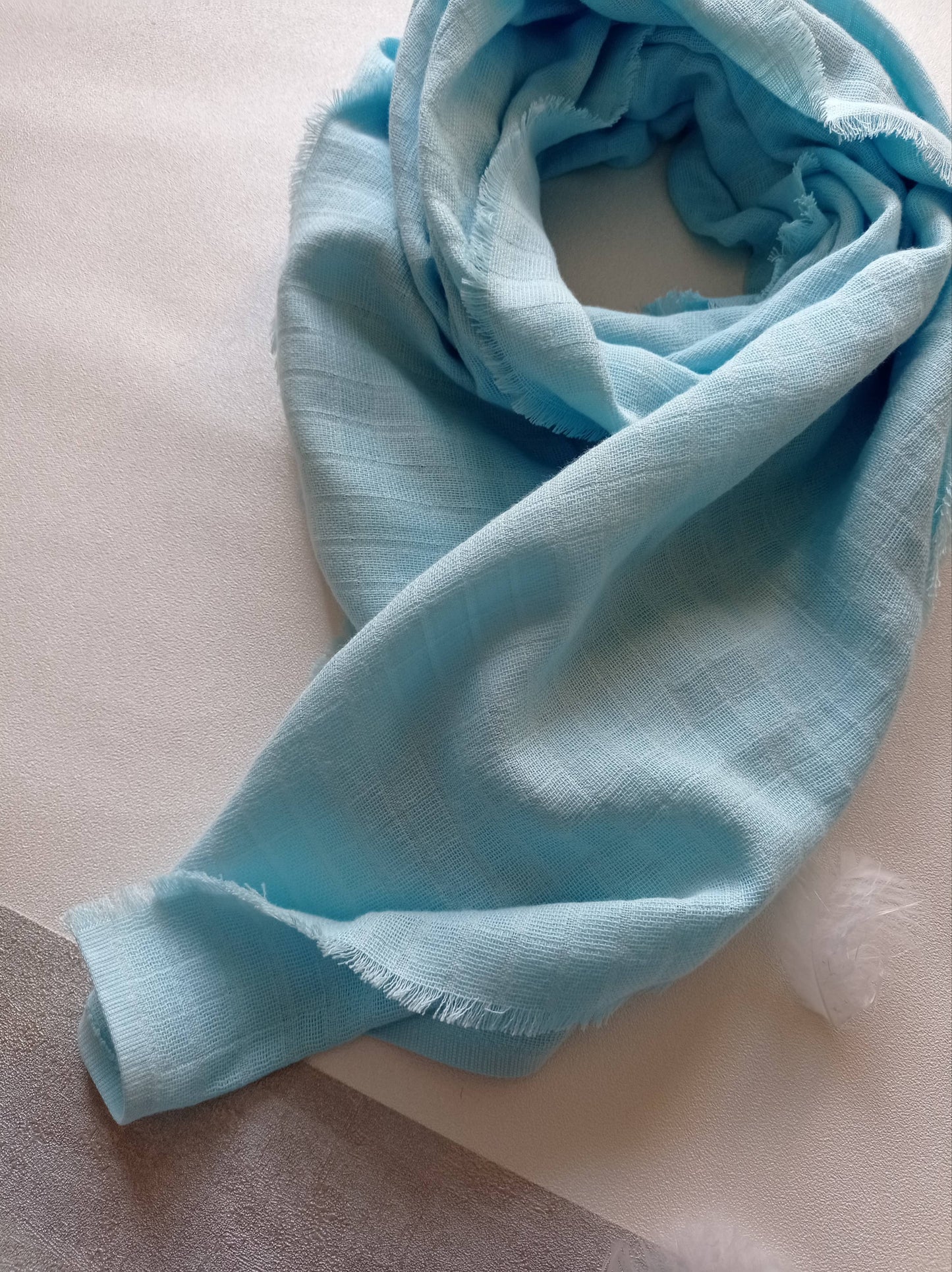 foulard léger coton bio bleu clair sur un fond gris