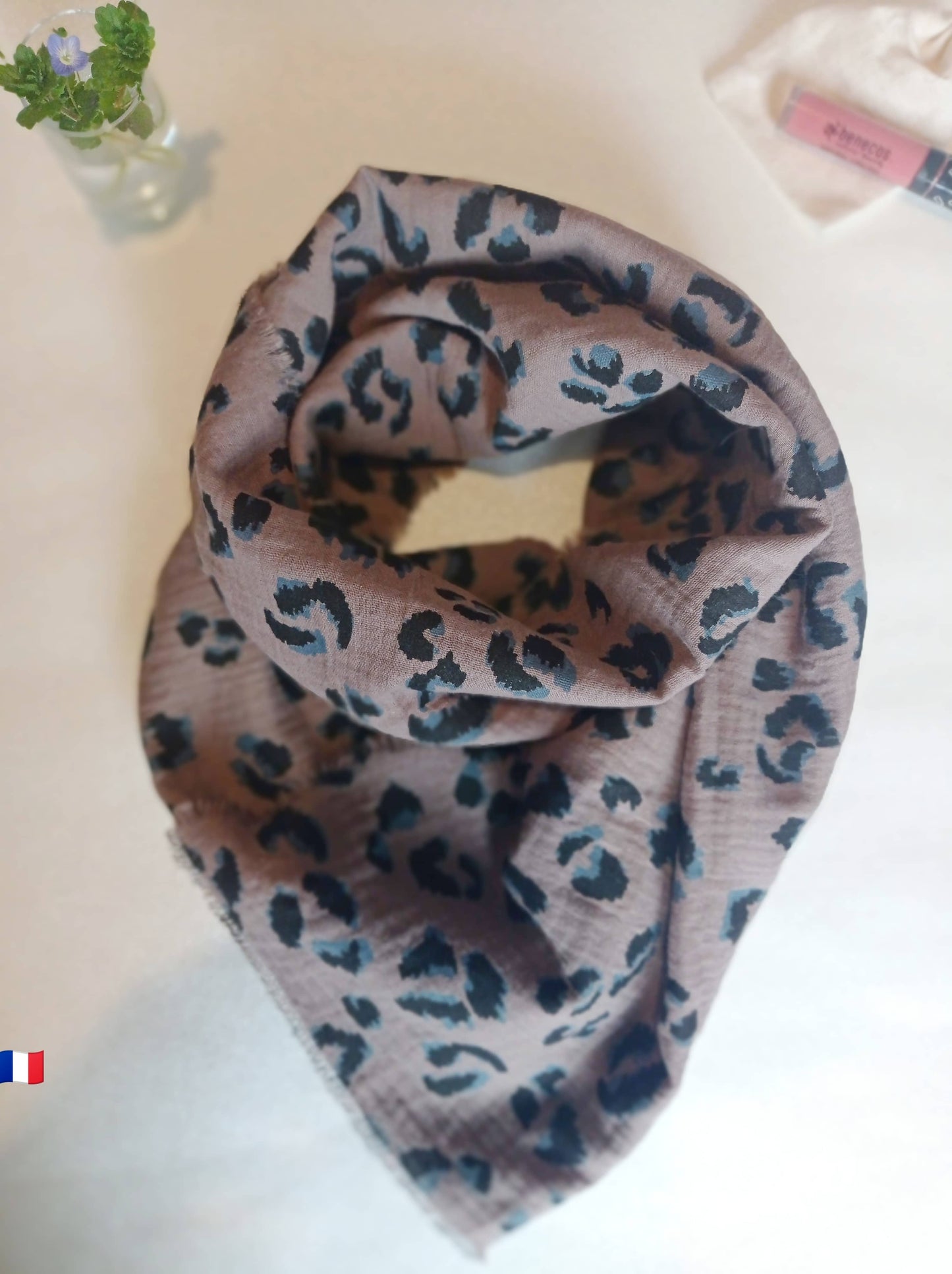 foulard coton organique taupe motif leopard bleu made in France