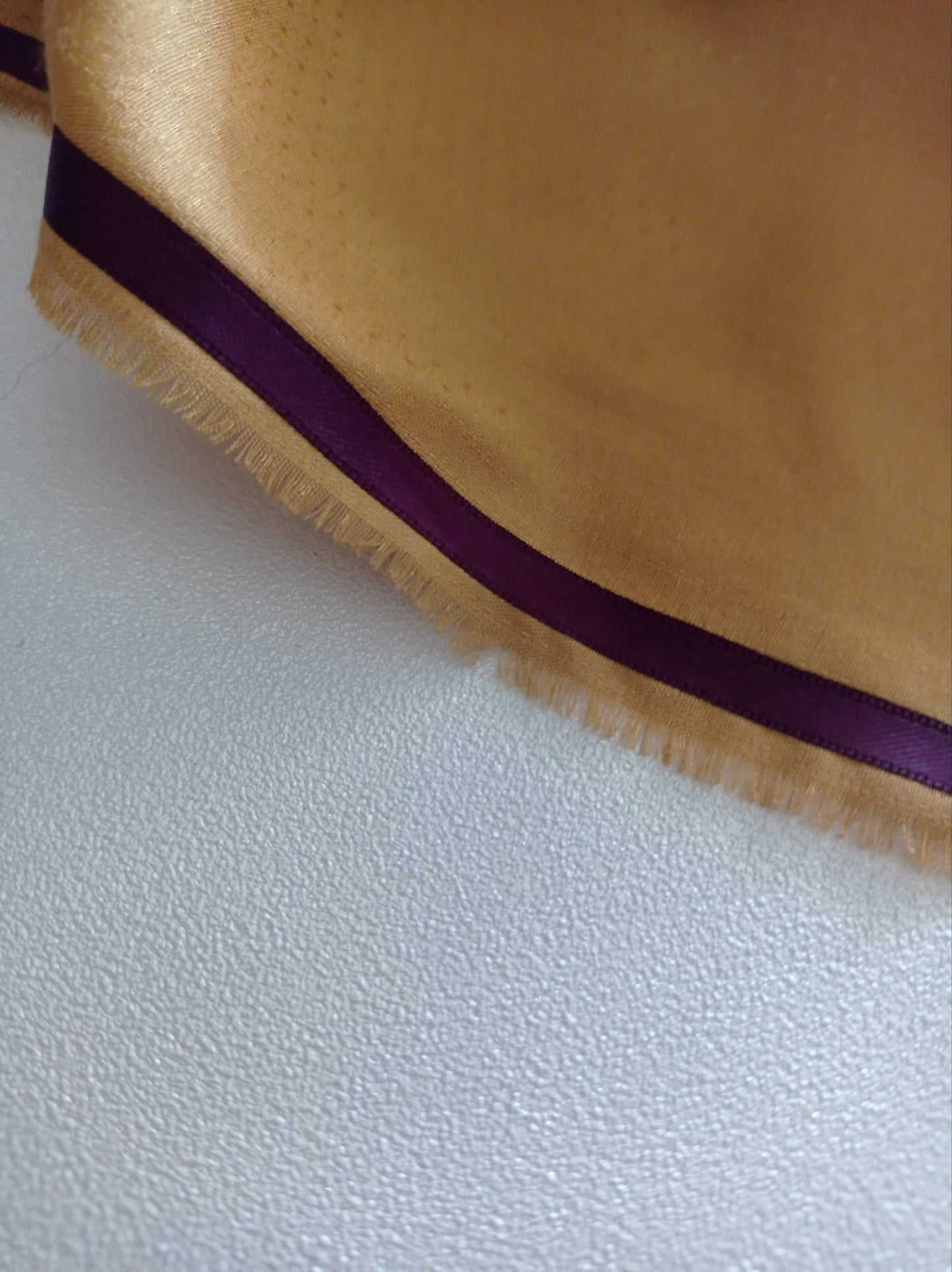 foulard fluide doré avec ligne pourpre détail