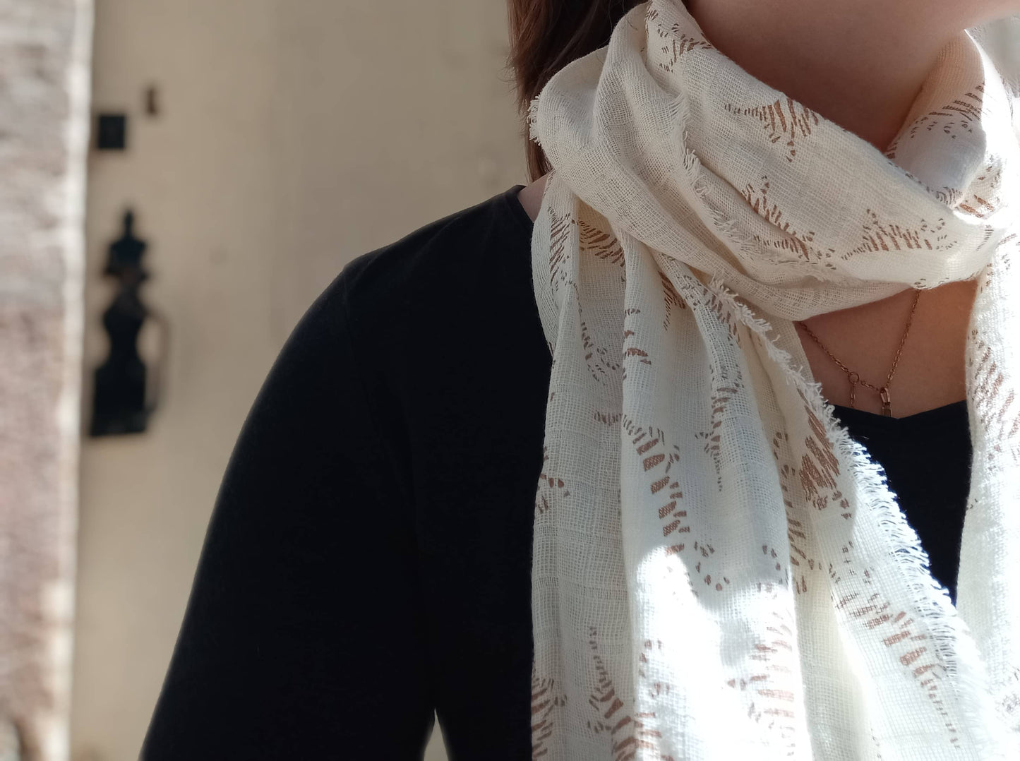 foulard blanc cassé sur mannequin femme