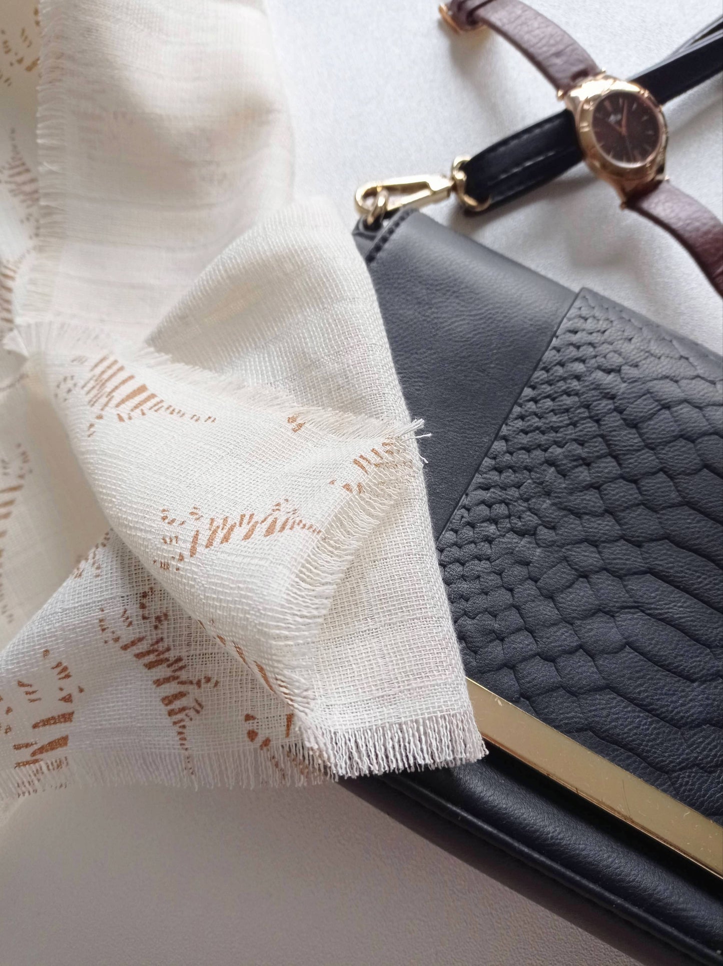 zoom étoffe blanc cassé bordée de franges assorti sac et montre