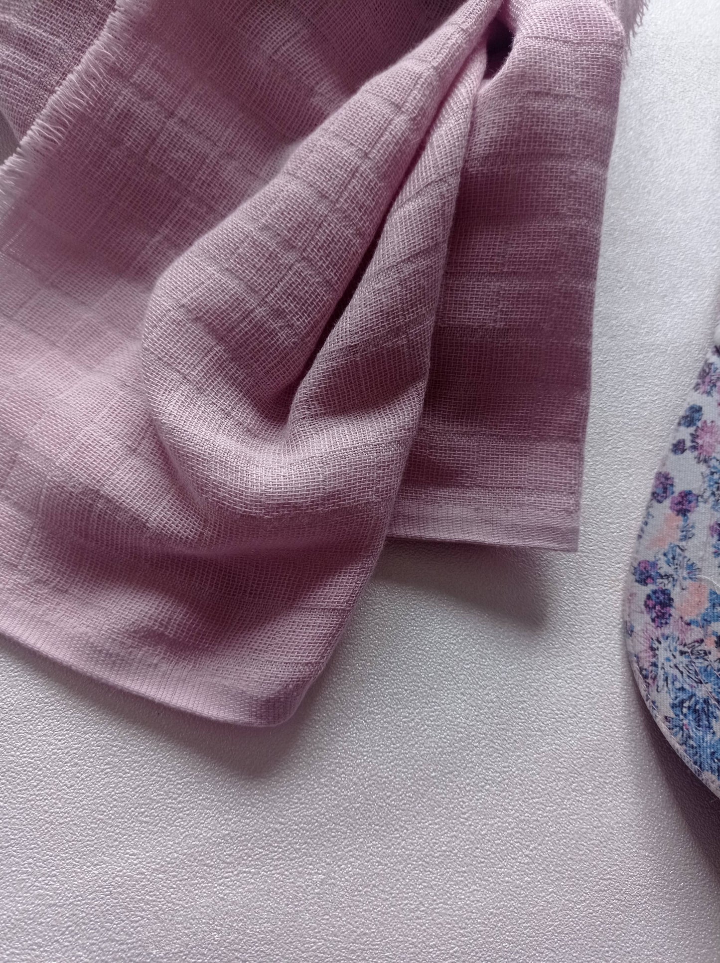 bord d'un foulard en coton lilas violet