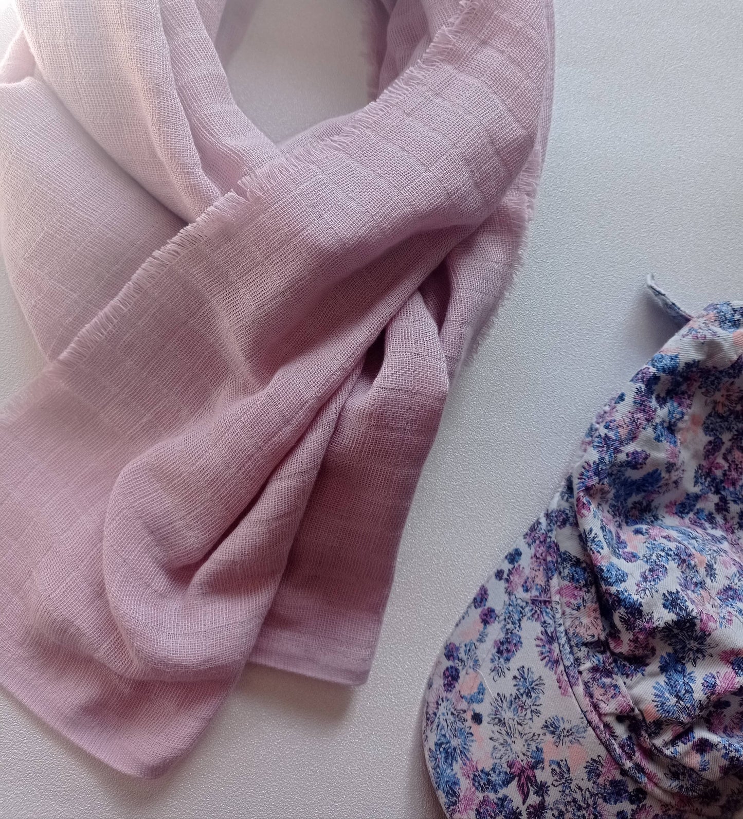 foulard en coton bio lilas assorti avec une casquette