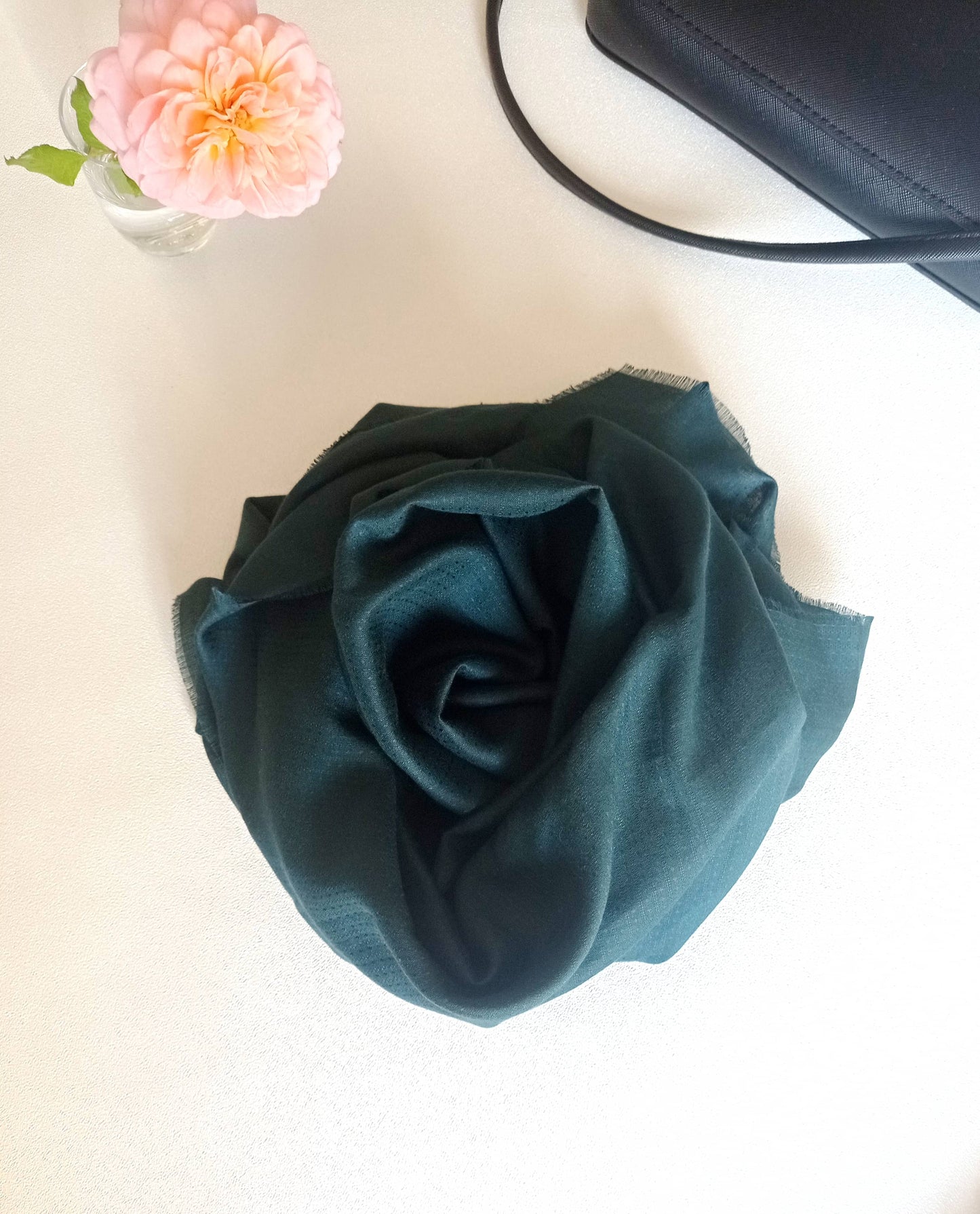 foulard femme vert présenté en forme de fleur