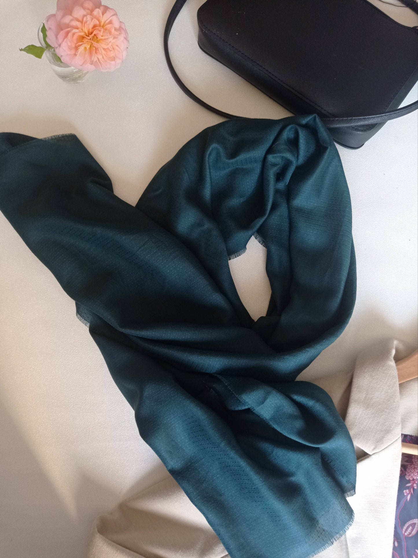 foulard femme soyeux vert foncé assorti avec veste et sac