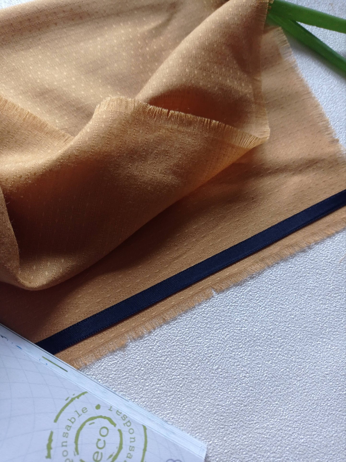 foulard or avec fine bordure bleu nuit