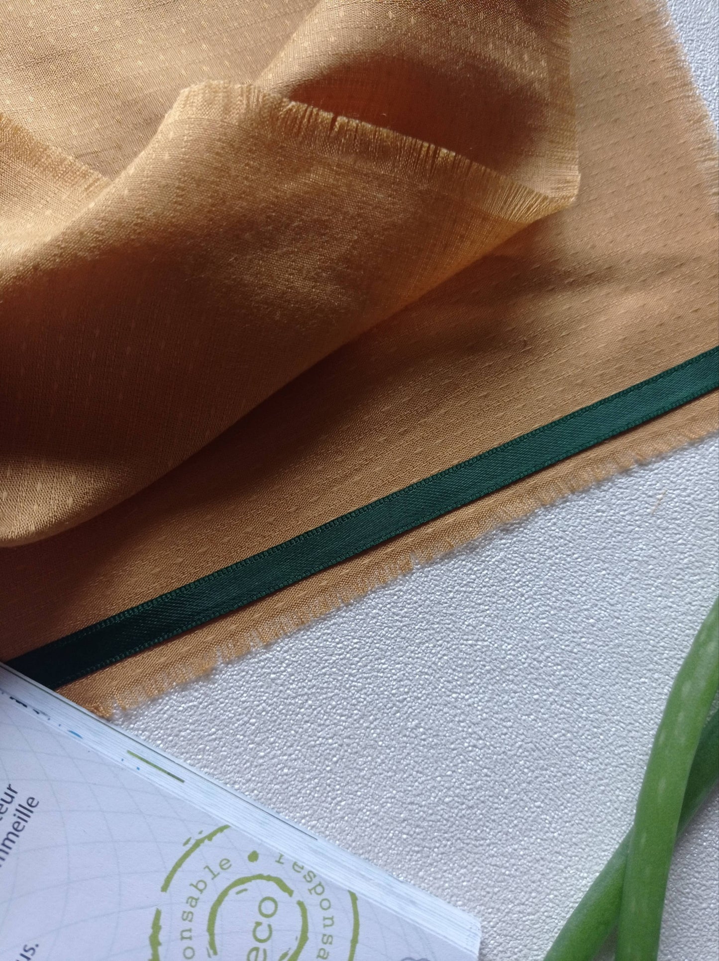 foulard or avec fine bordure vert émeraude