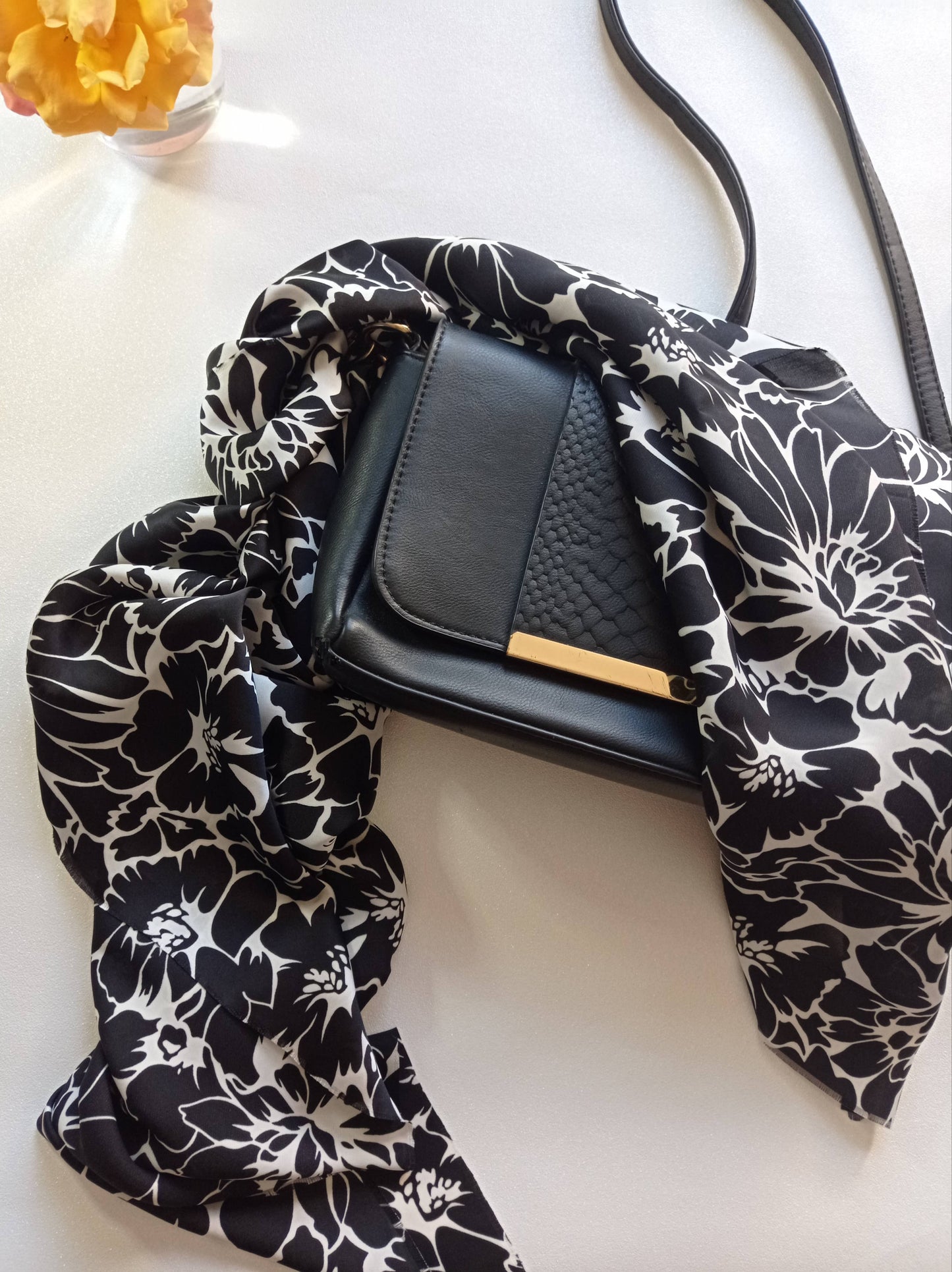 foulard à fleur noir et blanc fluide assorti avec sac