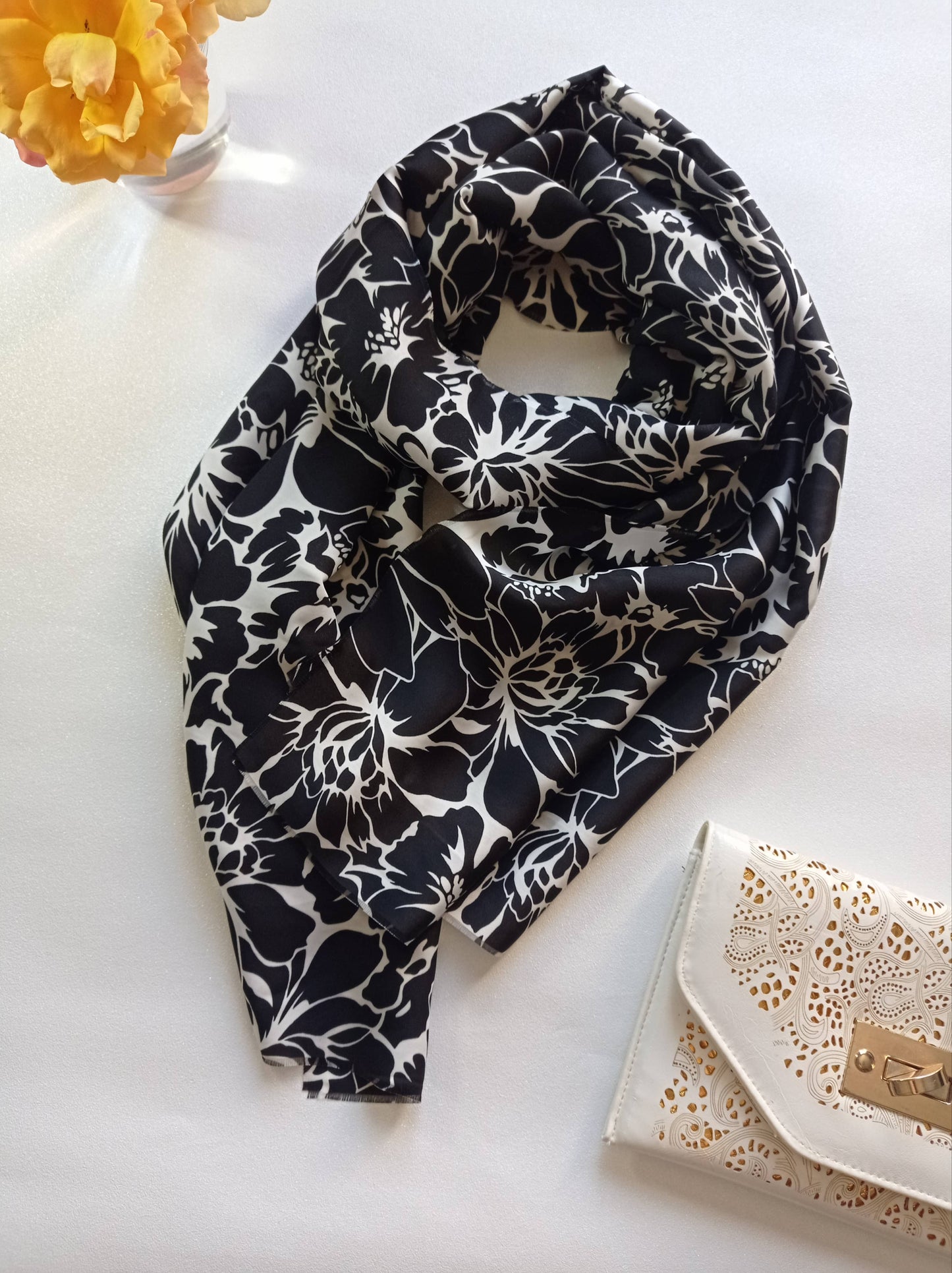 foulard léger noir et blanc assorti avec une pochette