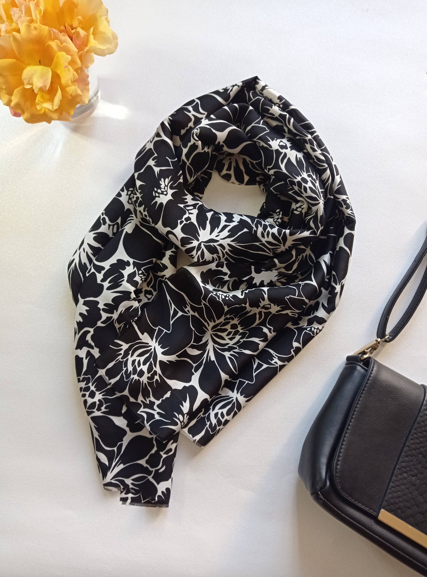 Foulard soyeux noir et blanc à fleurs assorti avec sac à main