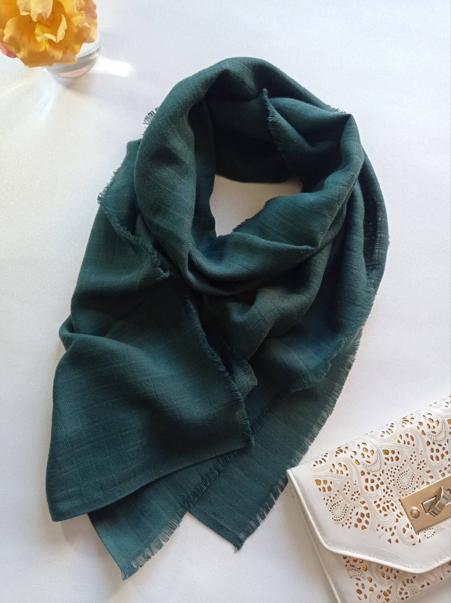 foulard vert uni assorti pochette blanche