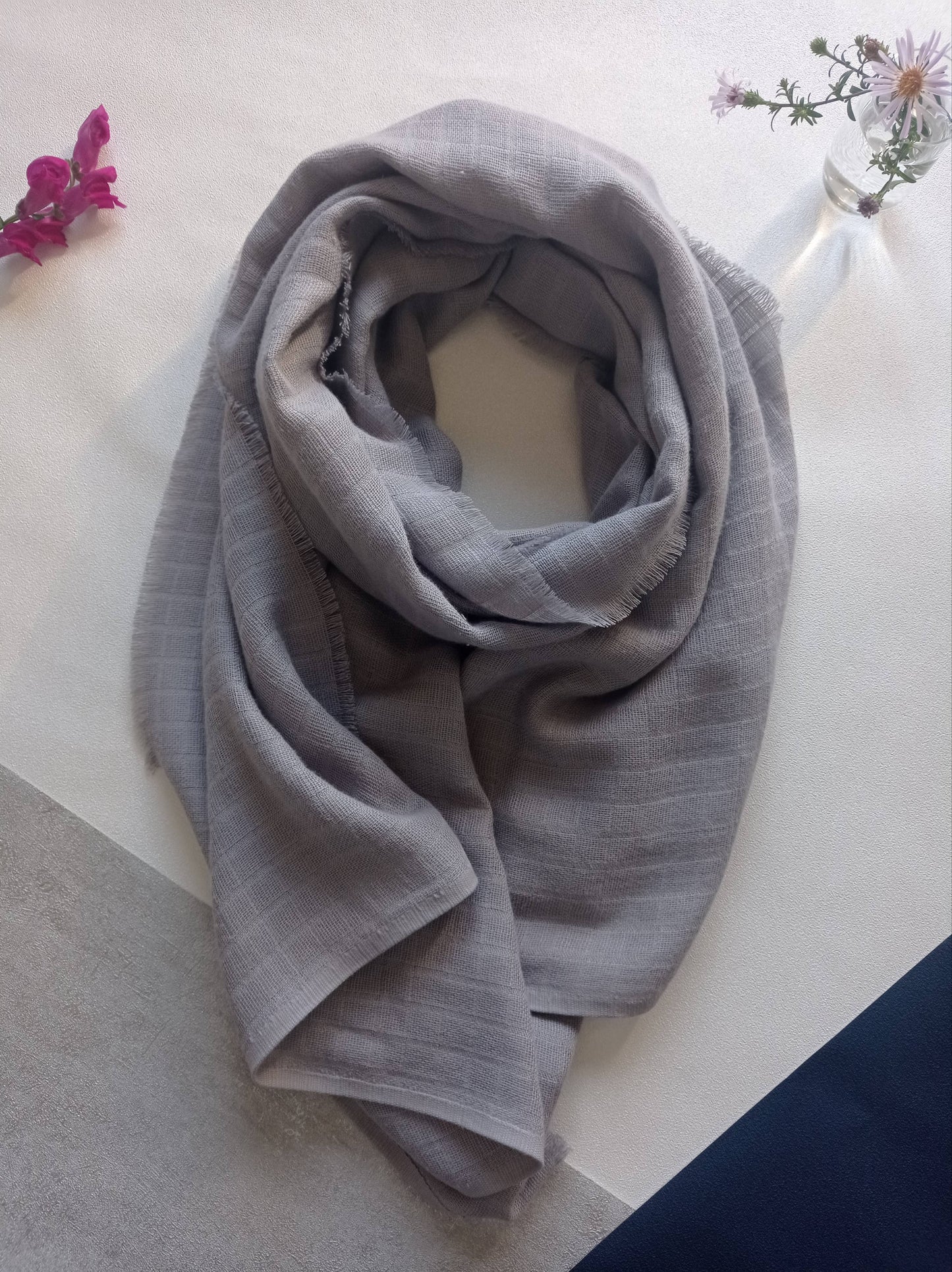 écharpe gris cendré sur fond floral blanc bleu et gris