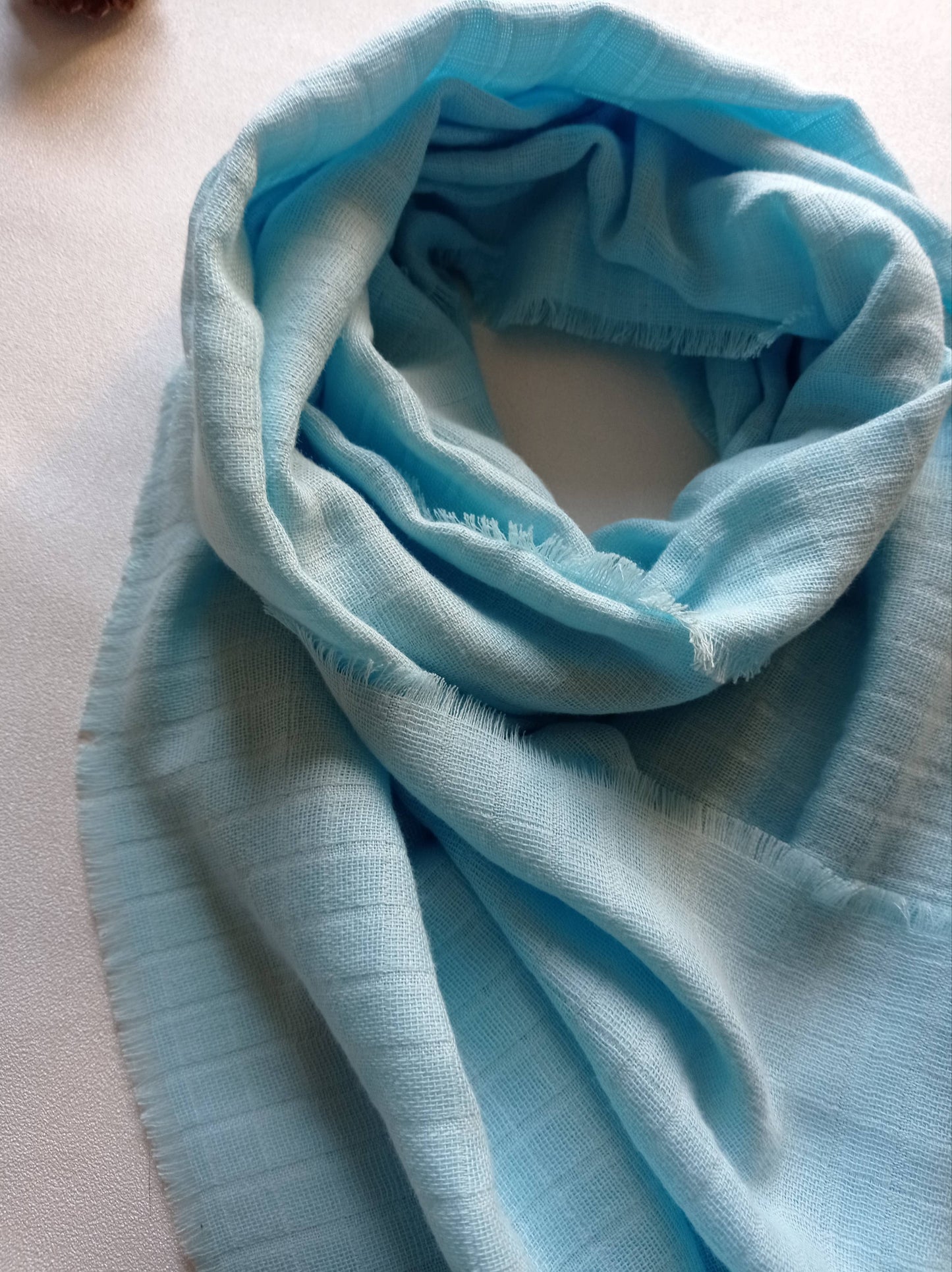 Col bleu clair à franges en plan rapproché