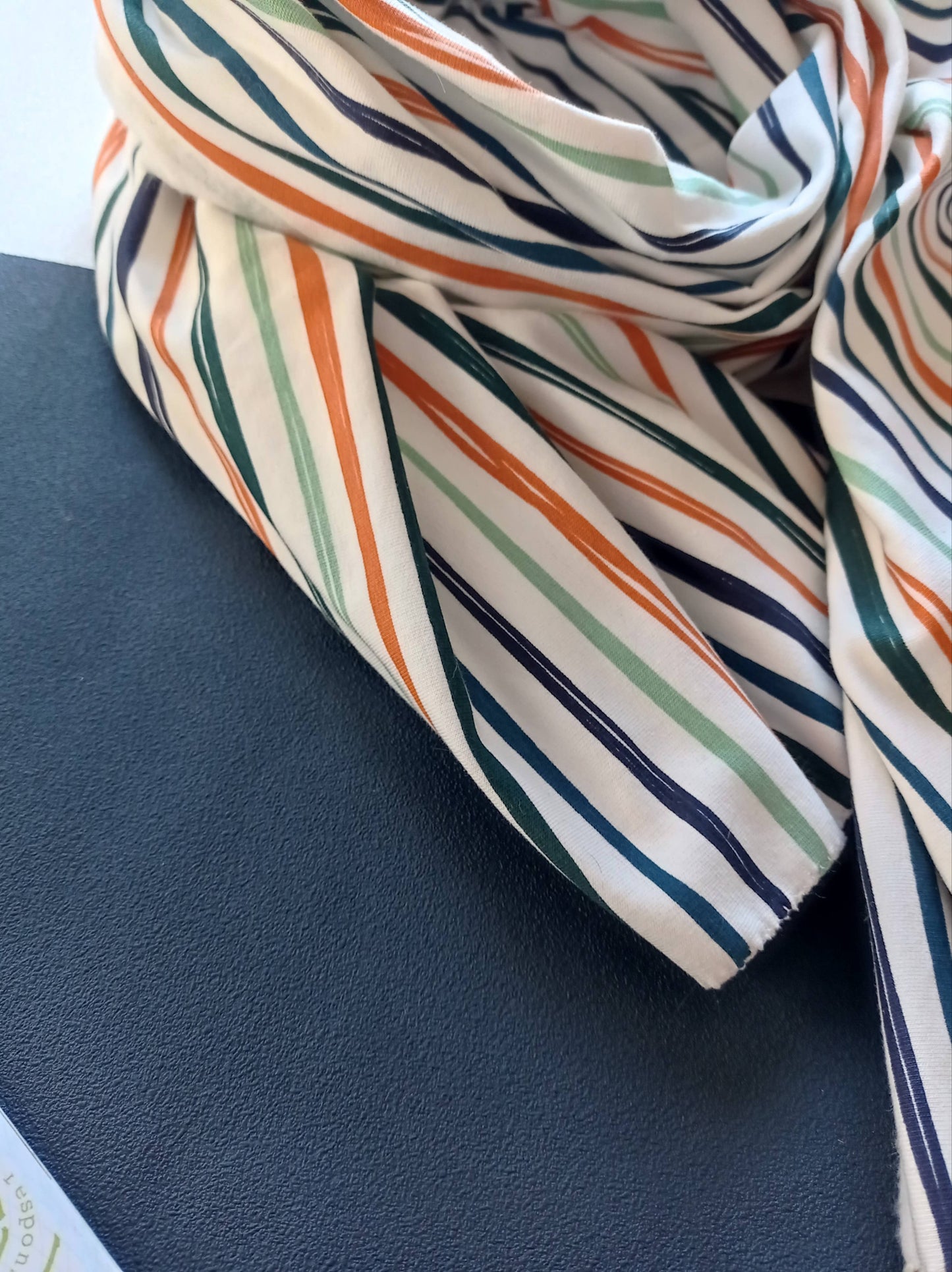 Zoom écharpe motif rayures colorées
