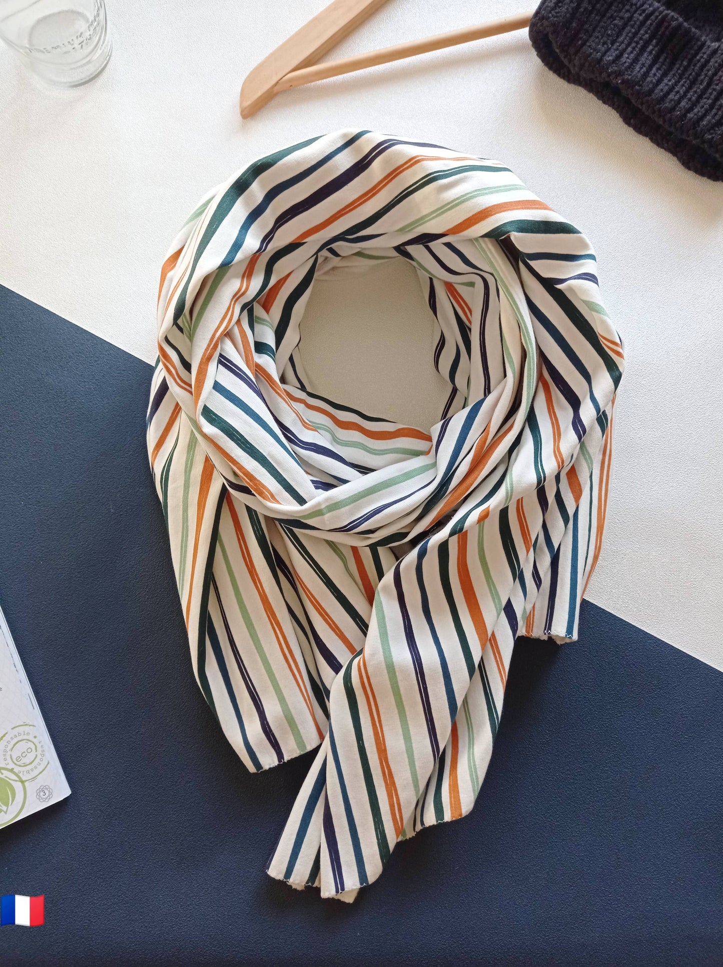 Écharpe blanche à rayures colorées avec bonnet noir