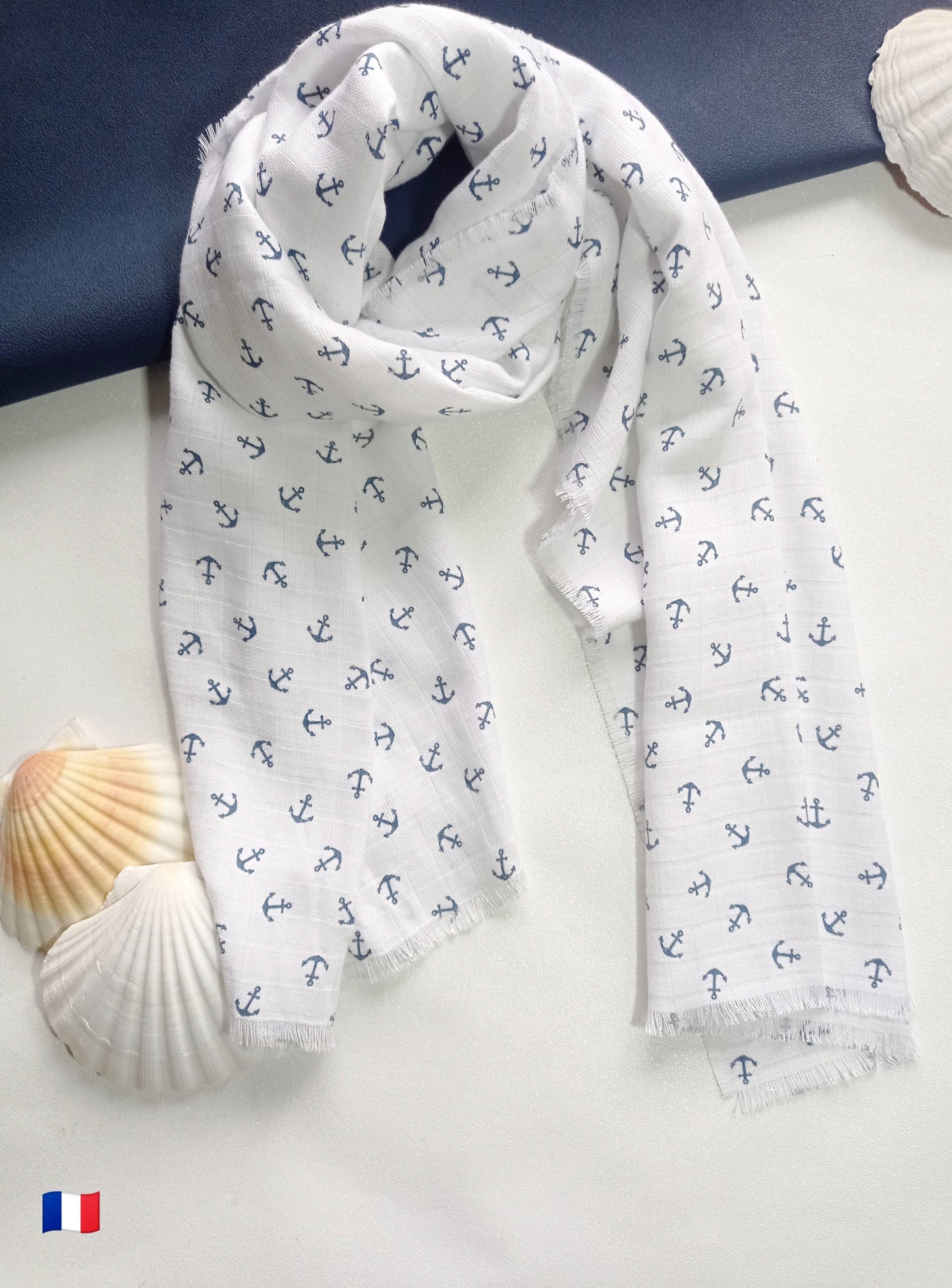 écharpe blanche motifs marins assortie de coquillages et d'un fond bleu marine