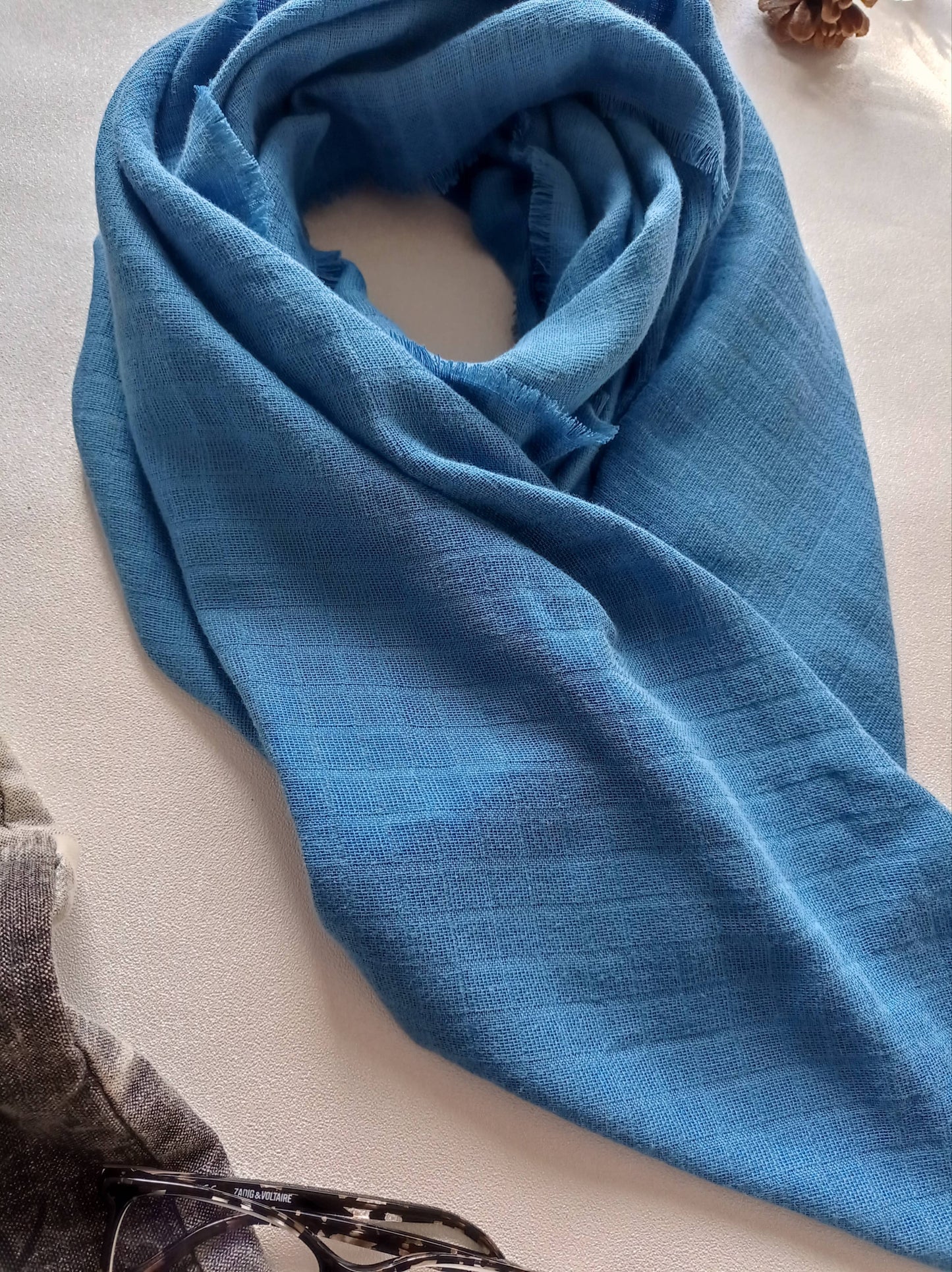 écharpe bleu assorti sac lunette