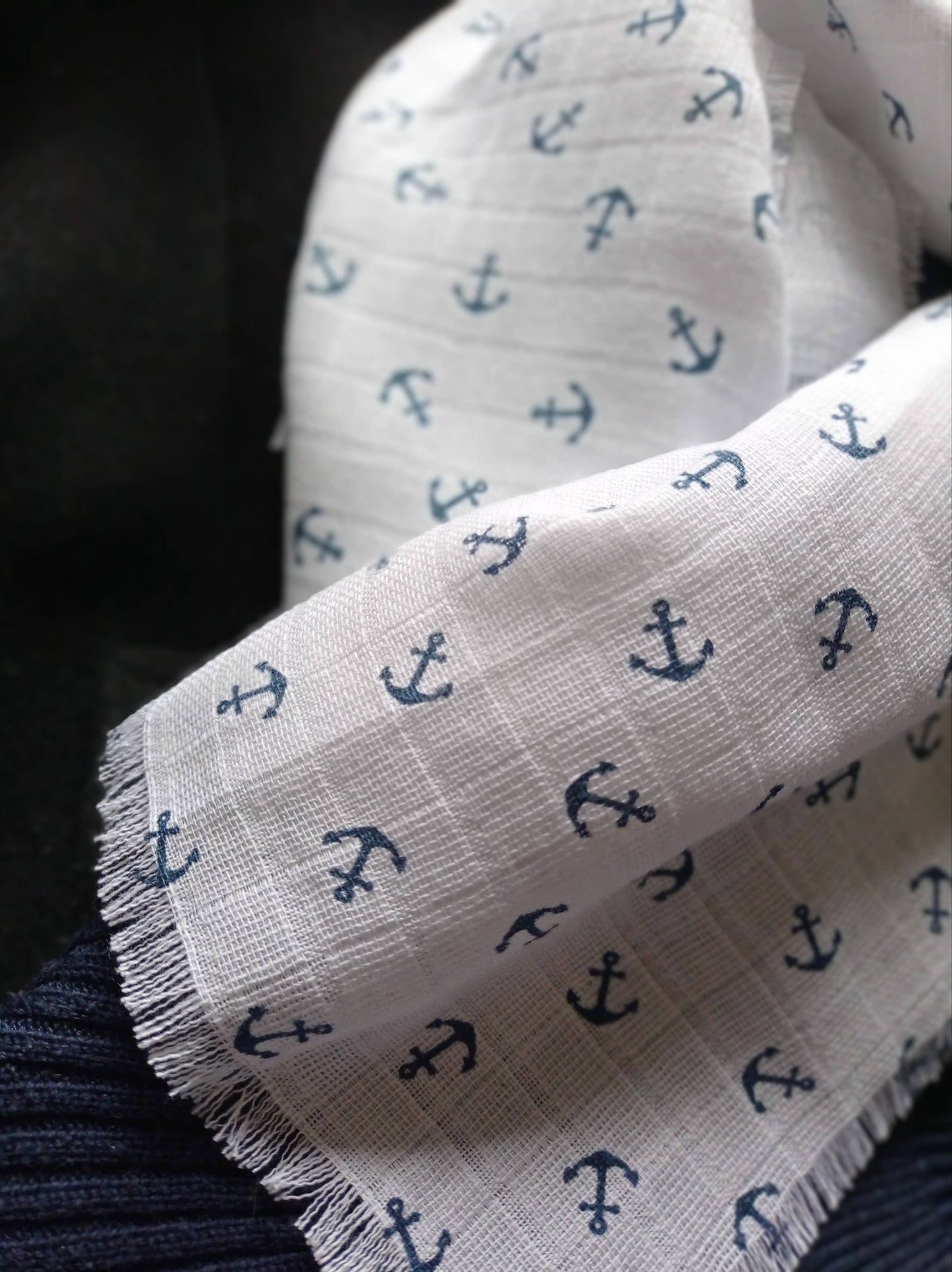 zoom motif tissu à franges blanc ancres marines bleues