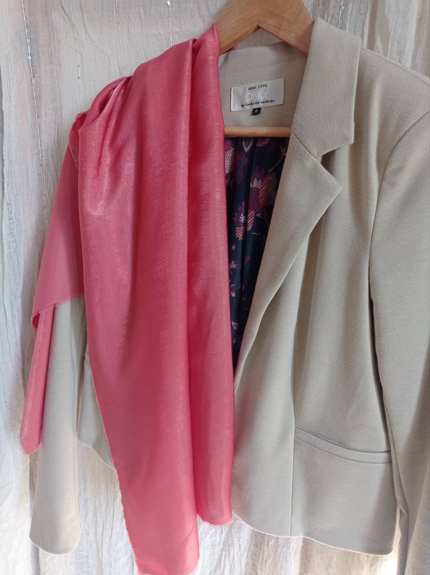 En Satin recyclé - Foulard "Frenchy Velvet" Corail | 100% Made in France