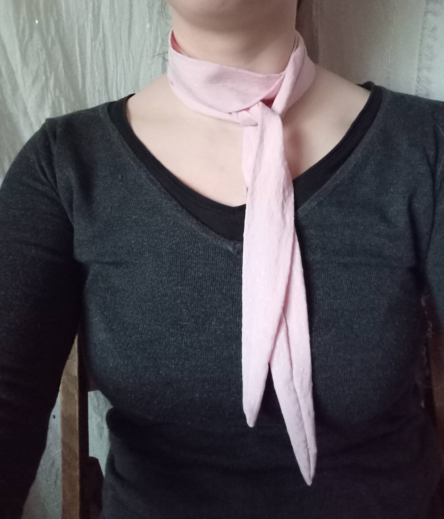 petit foulard rose élégant noué cou mannequin