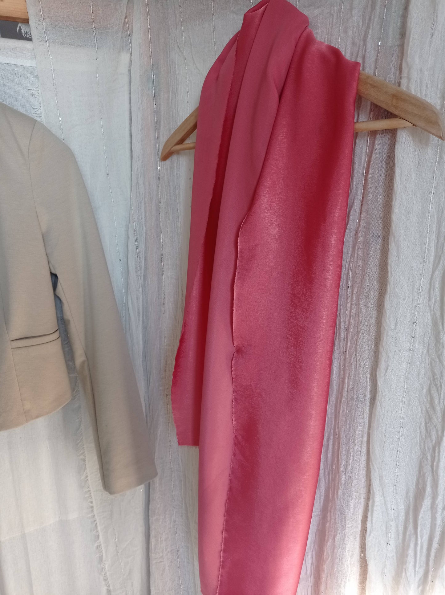En Satin recyclé - Foulard "Frenchy Velvet" Corail | 100% Made in France