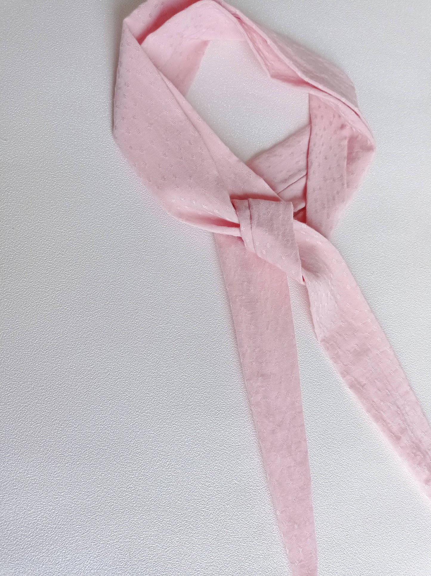 fin foulard rose clair