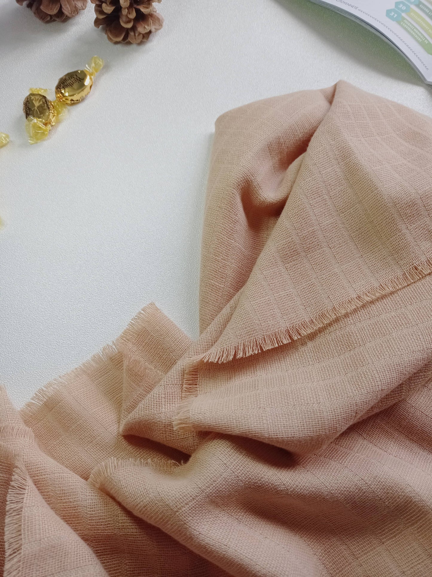 tissu fluide beige clair à franges