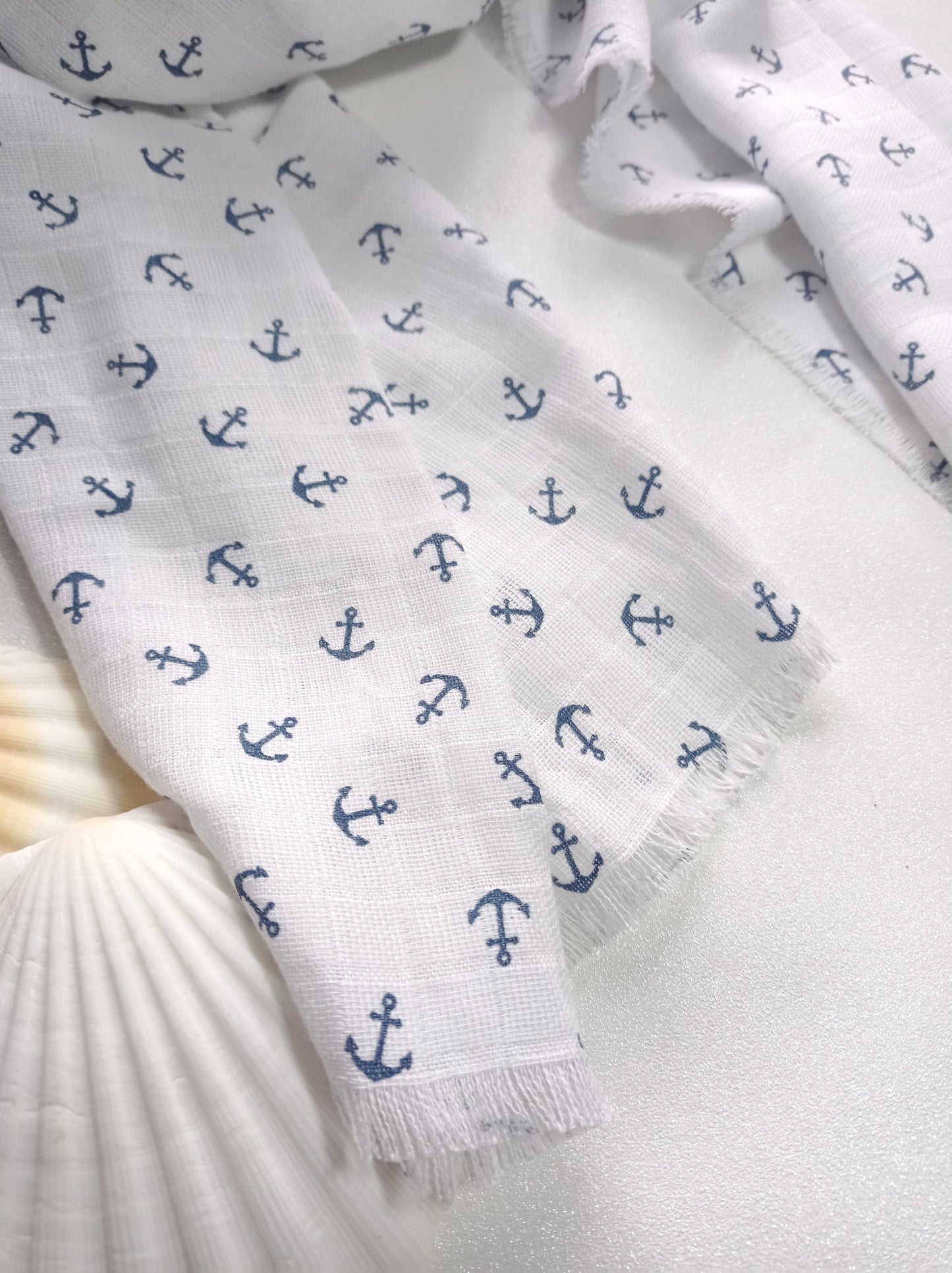 Bout d'une écharpe à franges blanches motifs marins
