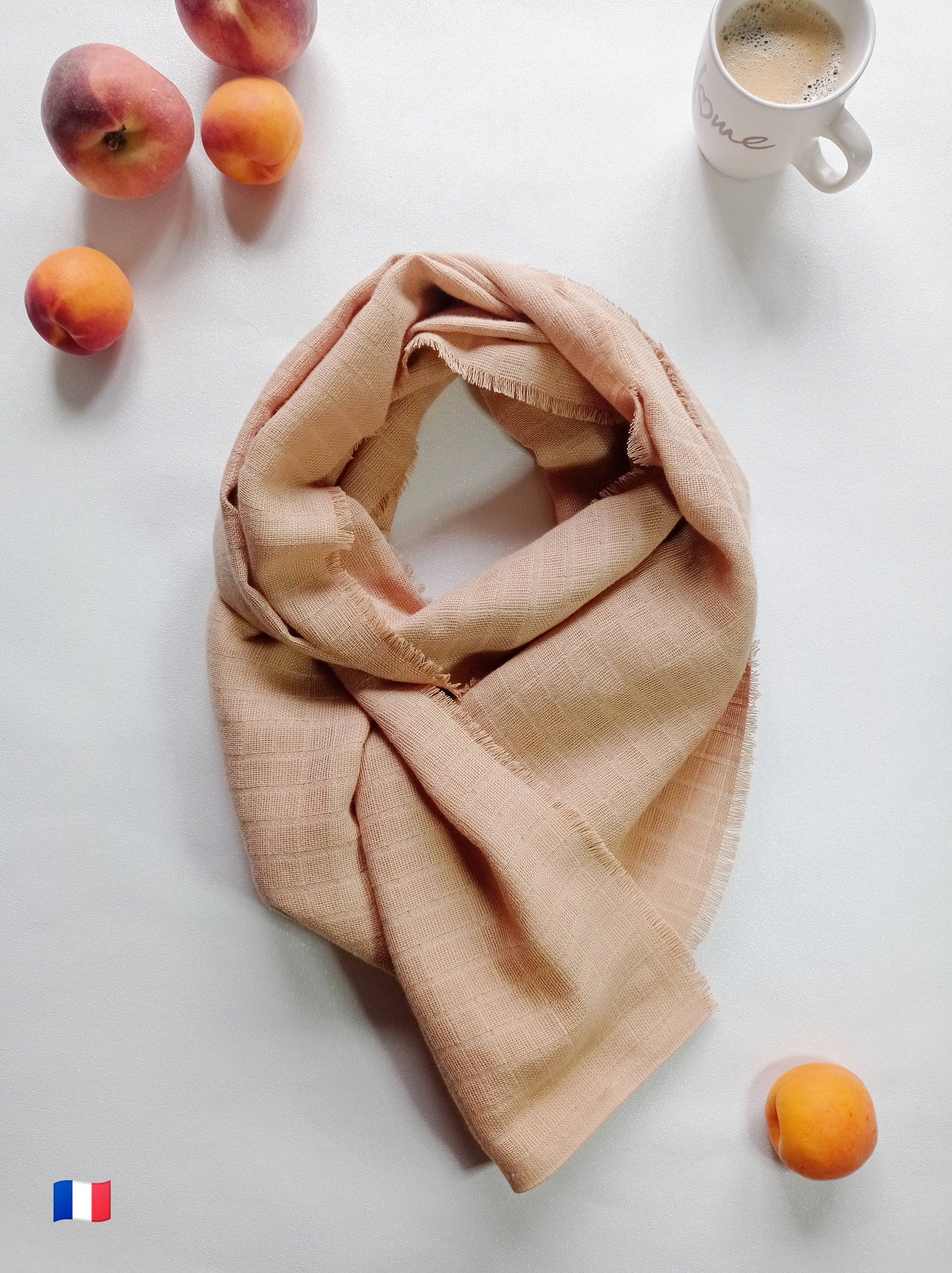 foulard beige entouré de pêche abricot