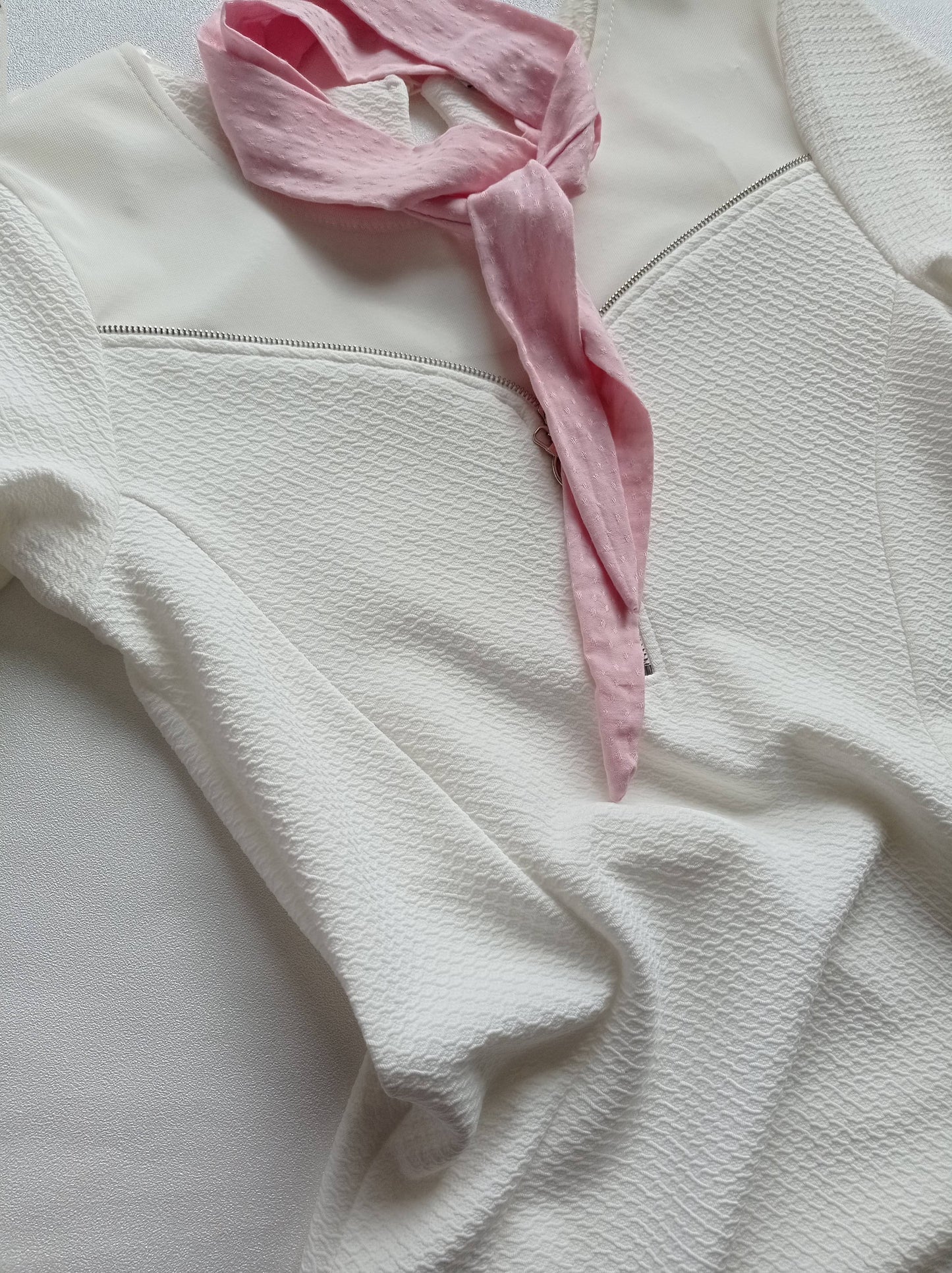 accessoire rose avec robe blanche