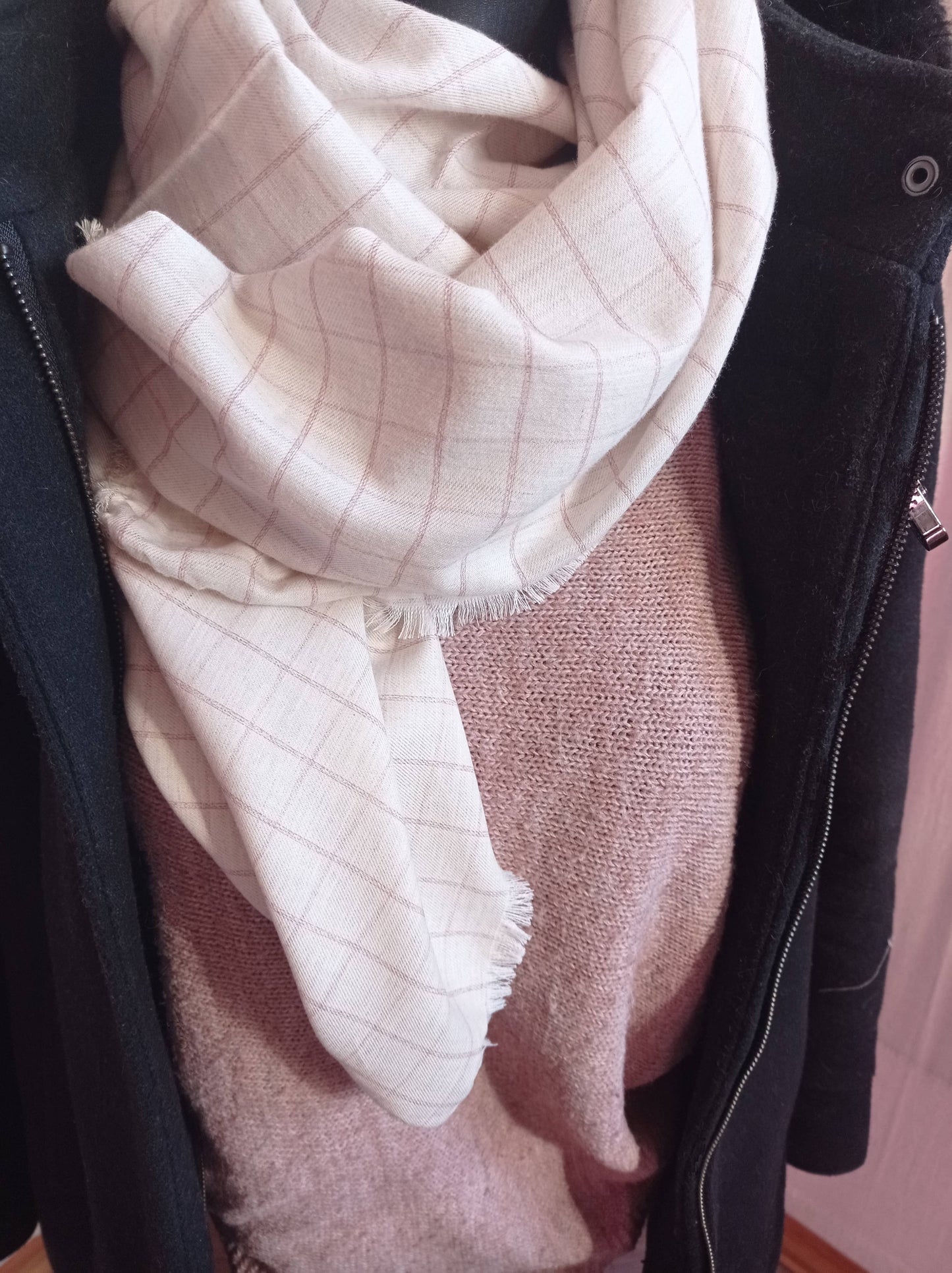chèche blanc écru carreaux rose sur mannequin