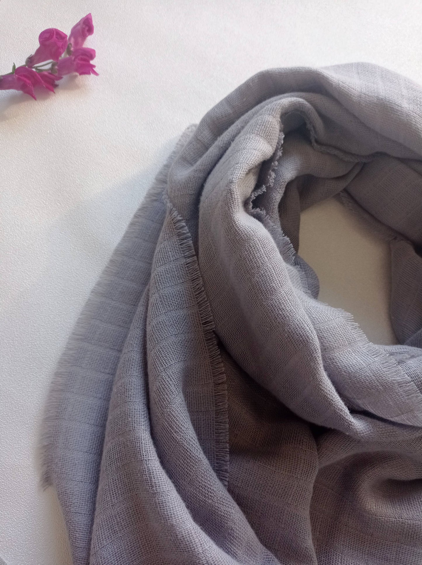 Zoom Col gris à franges, une fleur violette l'accompagne
