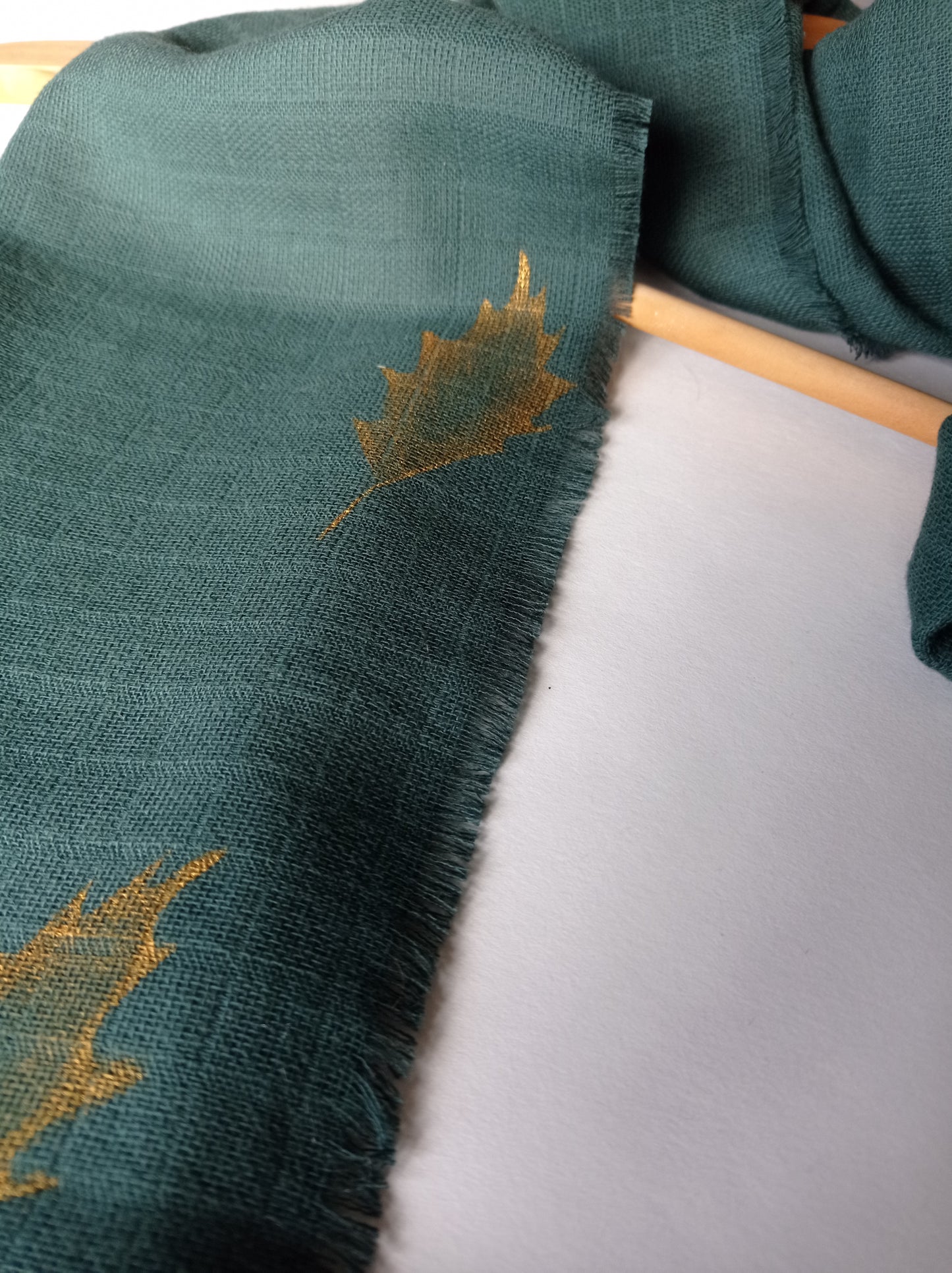 motif feuille couleur or sur un tissu vert