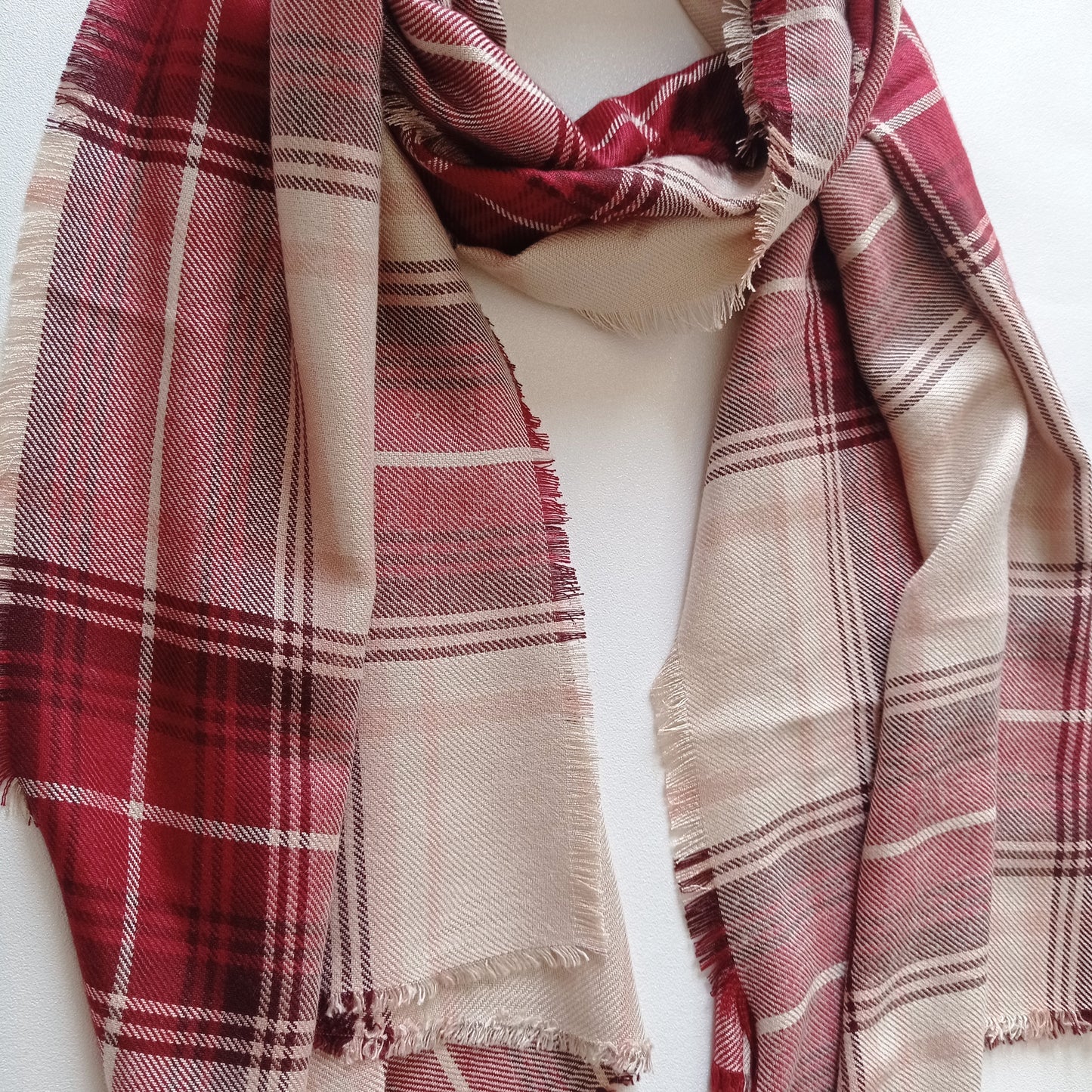 écharpe chèche à carreaux rouge bordeaux beige en plan rapproché