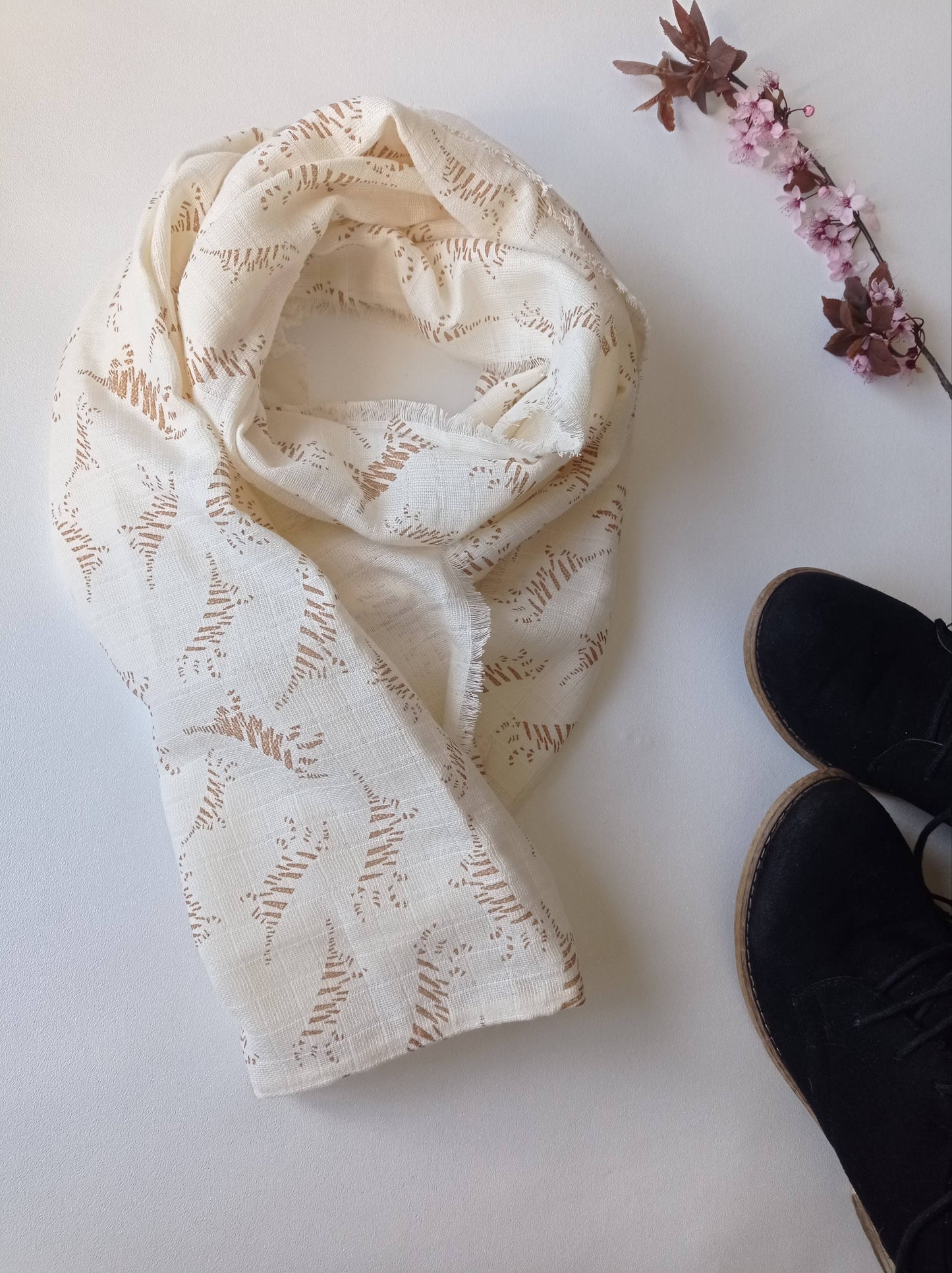 écharpe beige crème motif léger assortie avec chaussure