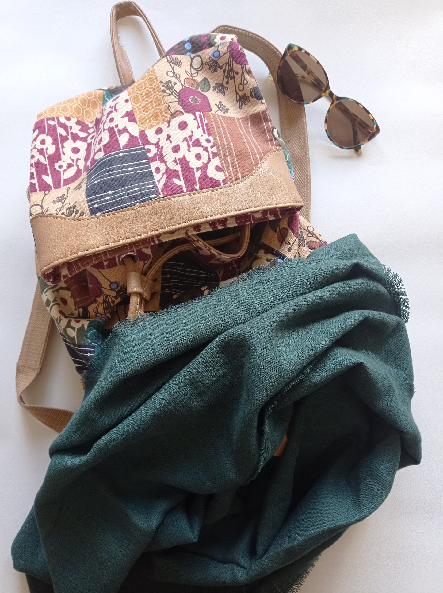 Cache nez vert assorti avec sac et lunette pleine lumière